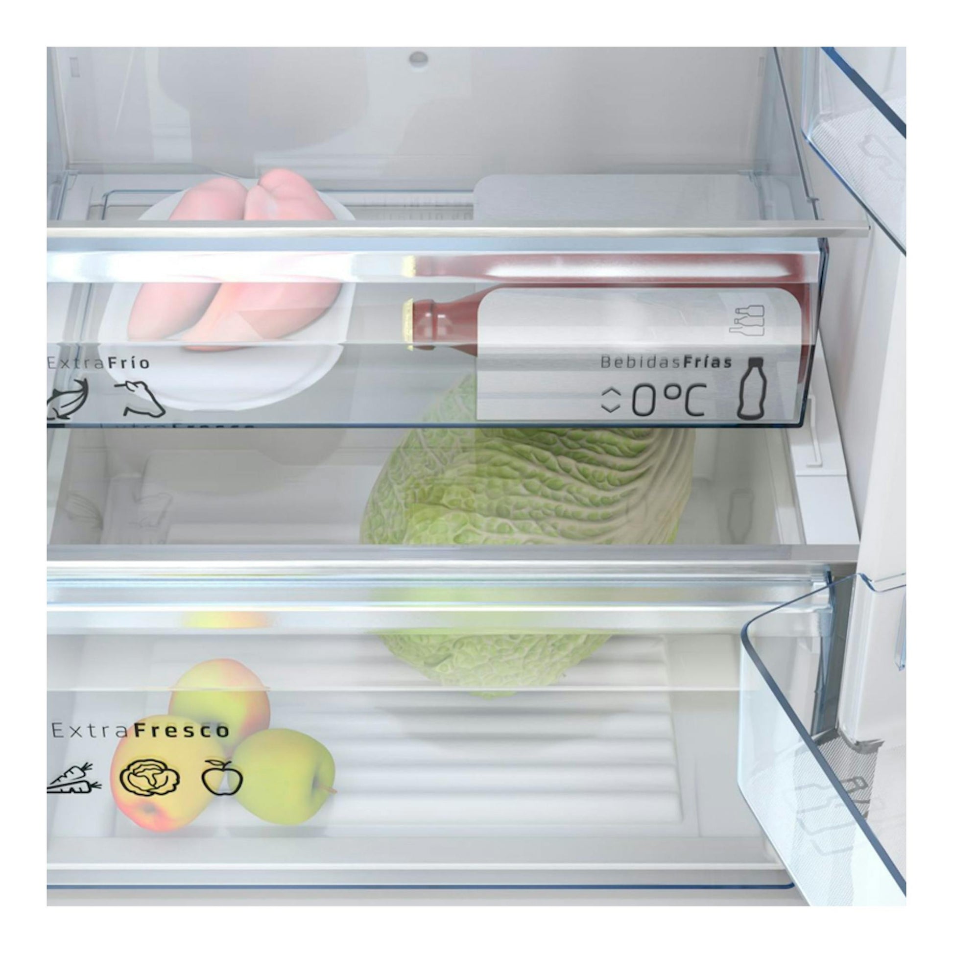 Interior de frigorífico Balay 3KFD655BI, con cajones transparentes y alimentos, vista frontal.