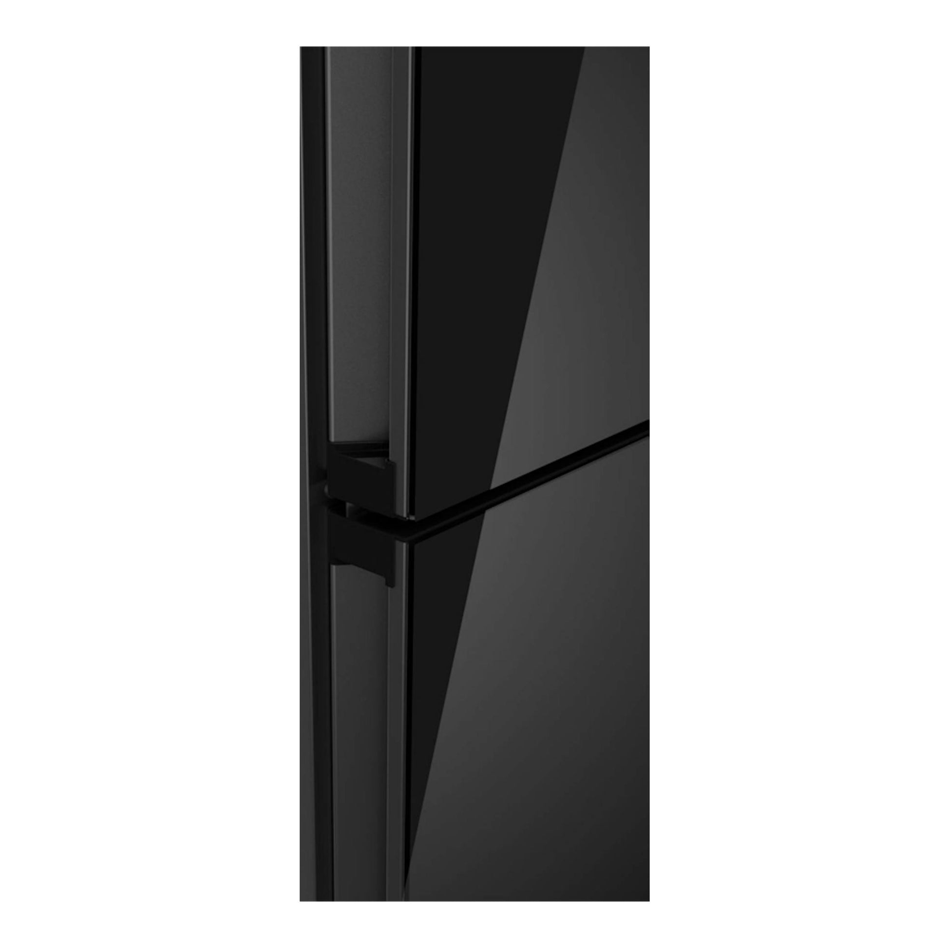 Frigorífico combi Balay 3KFD655NI en cristal negro, vista frontal en primer plano de la unión de las puertas.