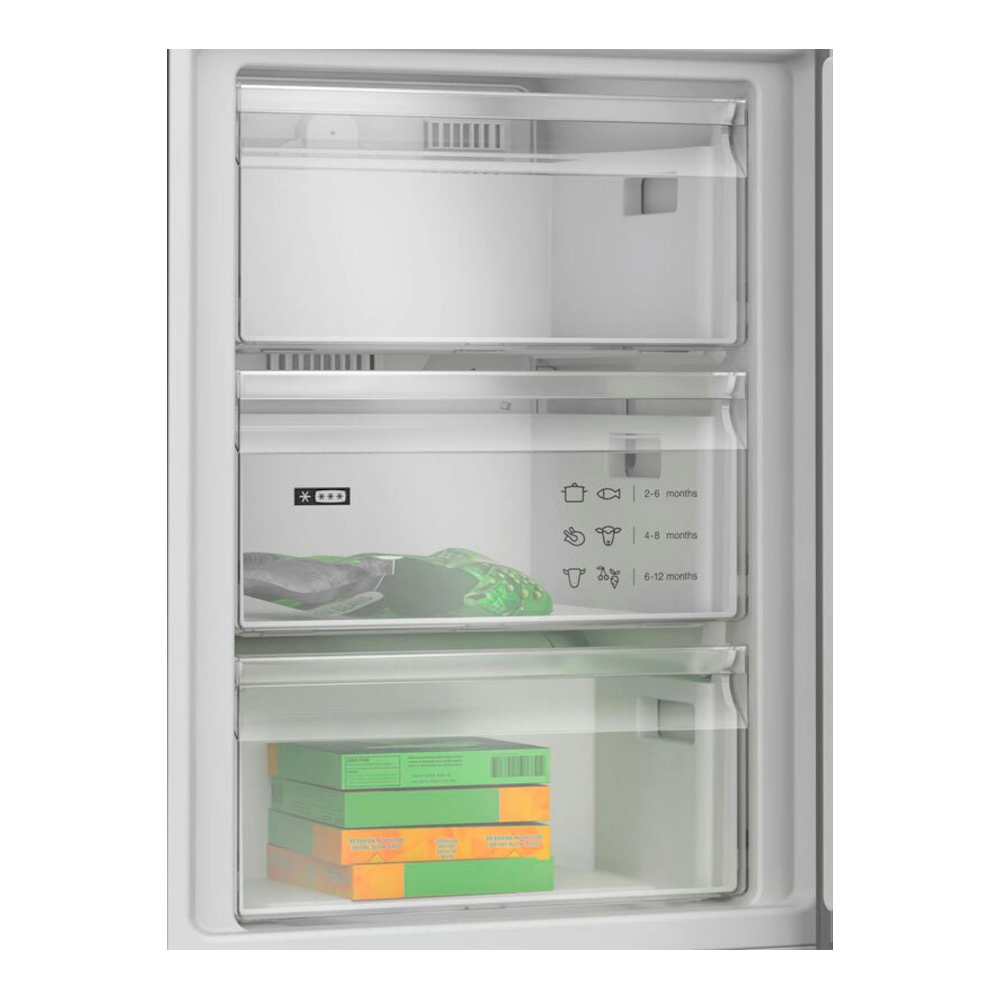 Frigorífico combi Balay 3KFD753GI, vista interior del congelador con tres cajones transparentes y puerta abierta.