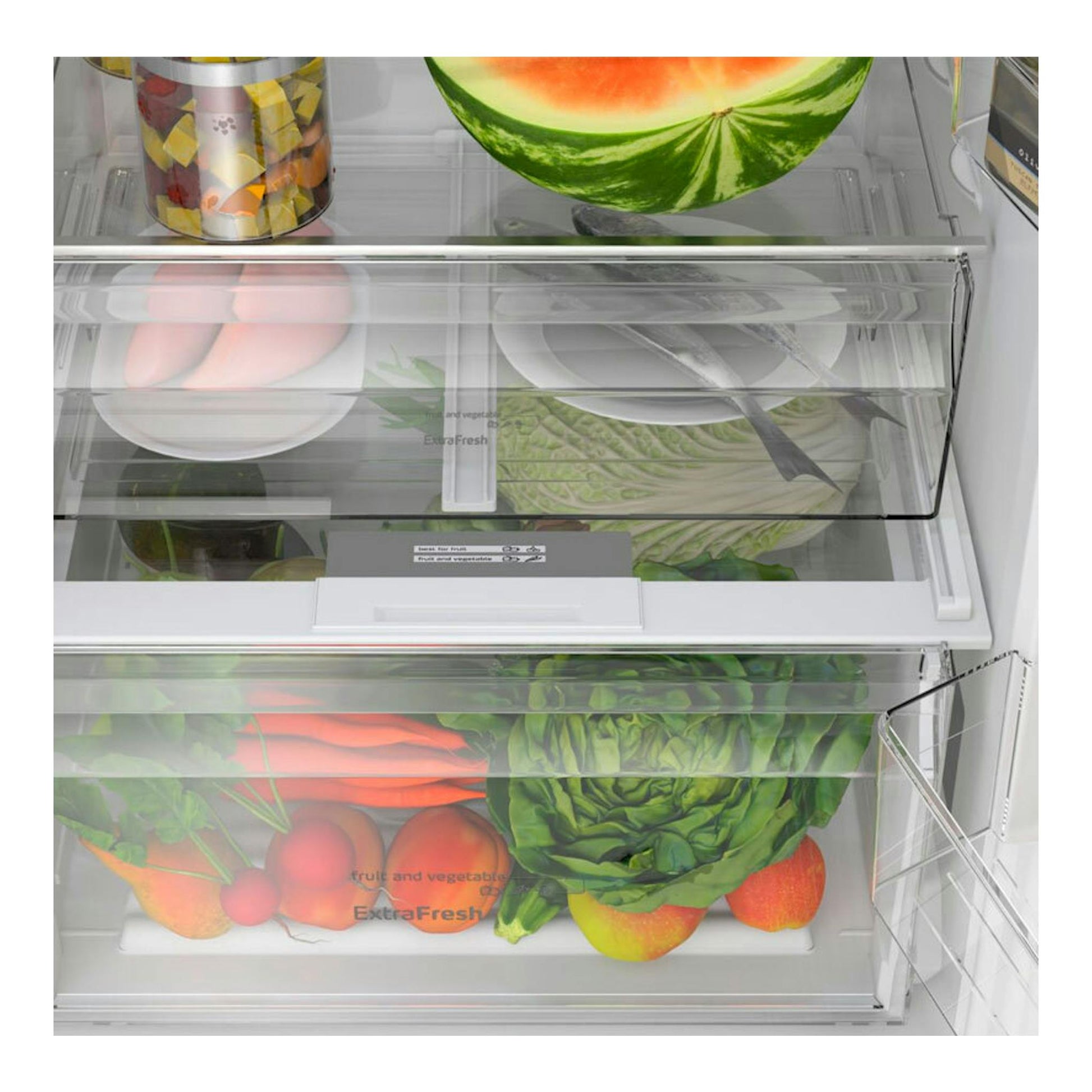 Interior de frigorífico combi Balay 3KFD753WI blanco, vista frontal de cajones transparentes con frutas y verduras.