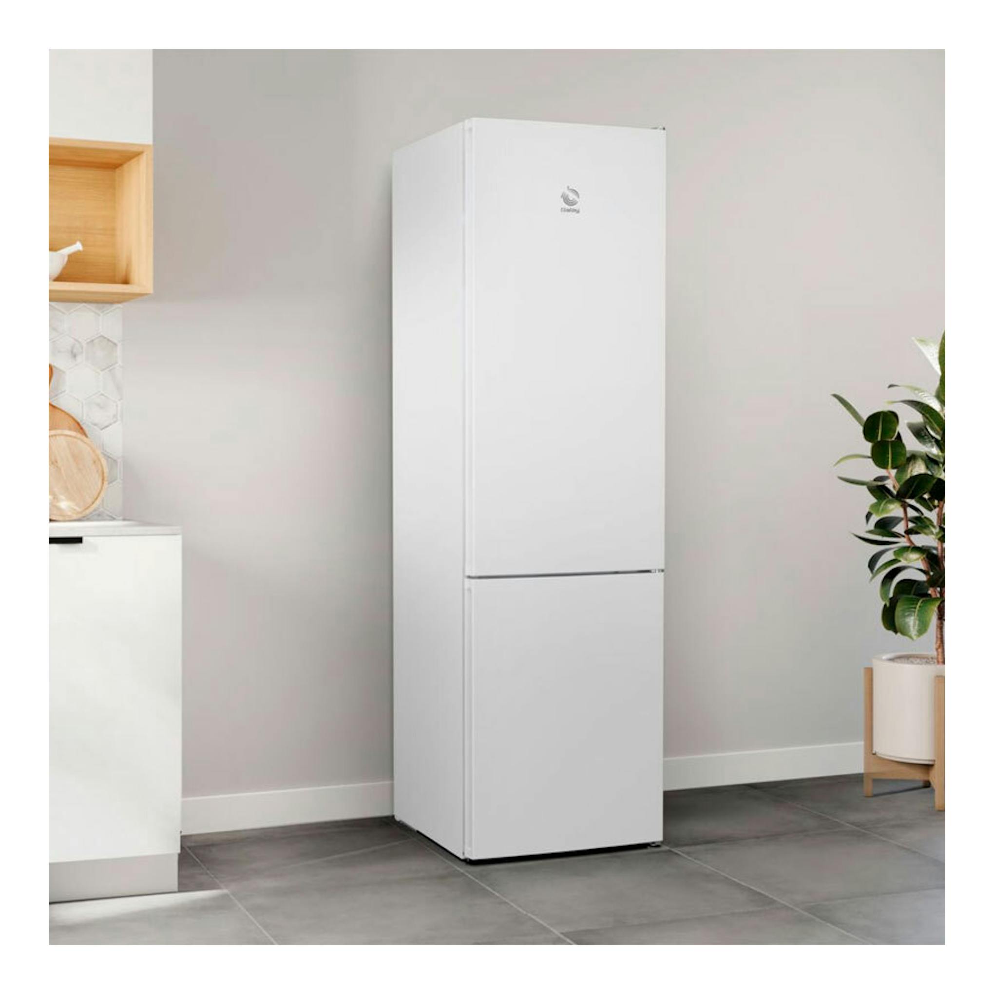 Frigorífico combi Balay 3KFD753WI blanco, vista frontal en una cocina.