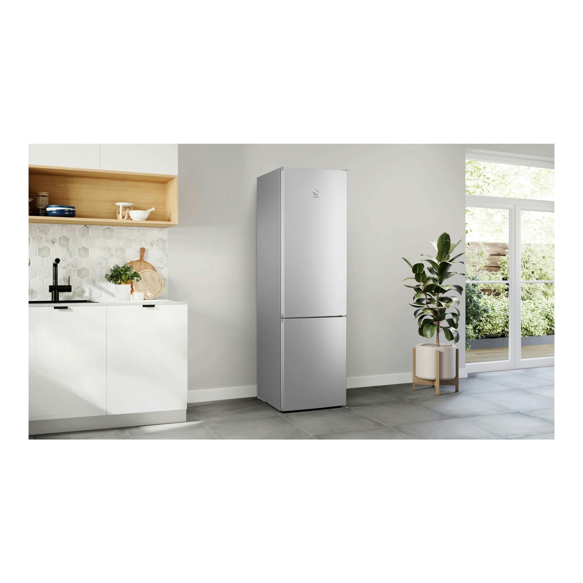 Frigorífico combi Balay 3KFD753XI en inox, vista frontal en cocina moderna
