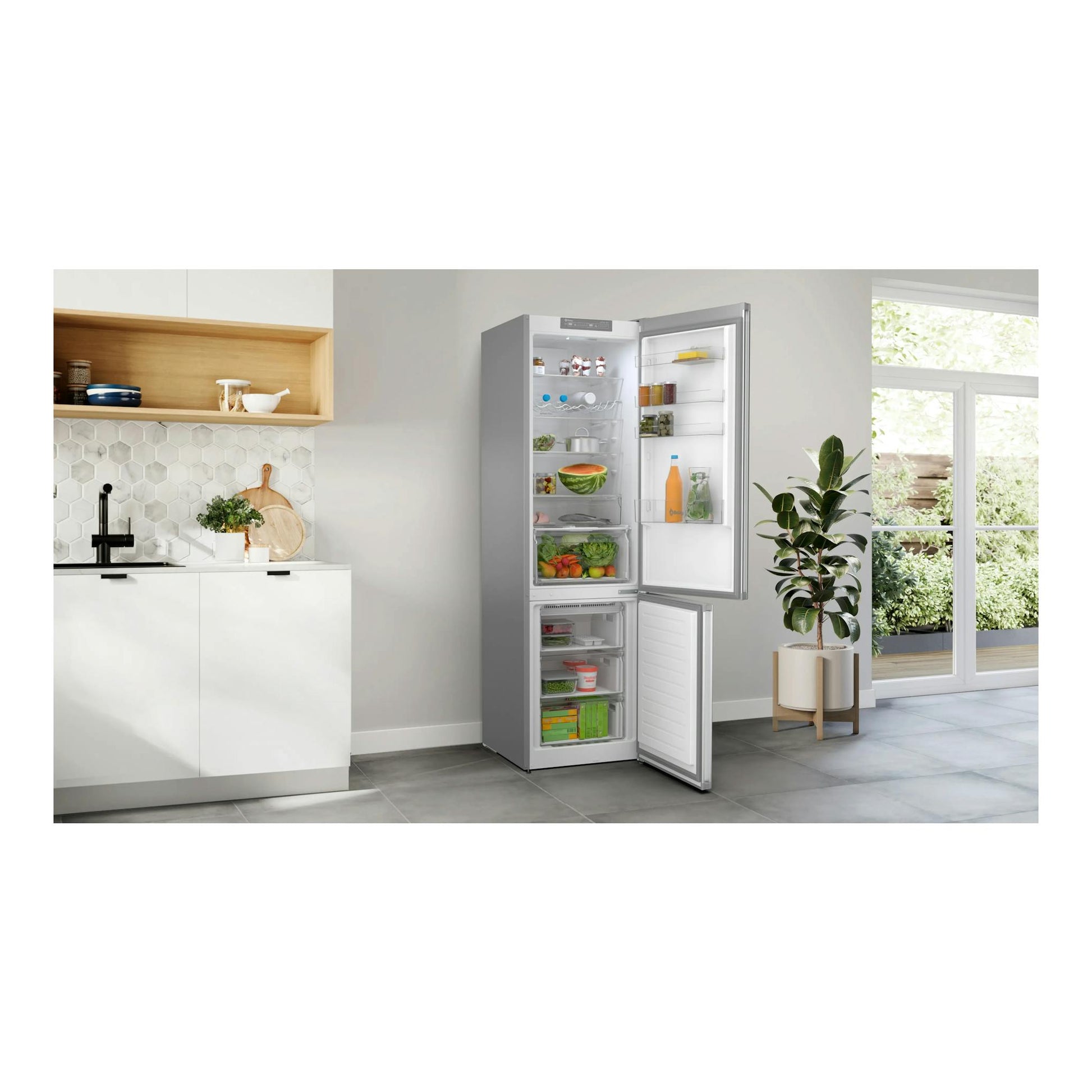 Frigorífico combi Balay 3KFD753XI en inox, vista frontal con puertas abiertas y interior visible.