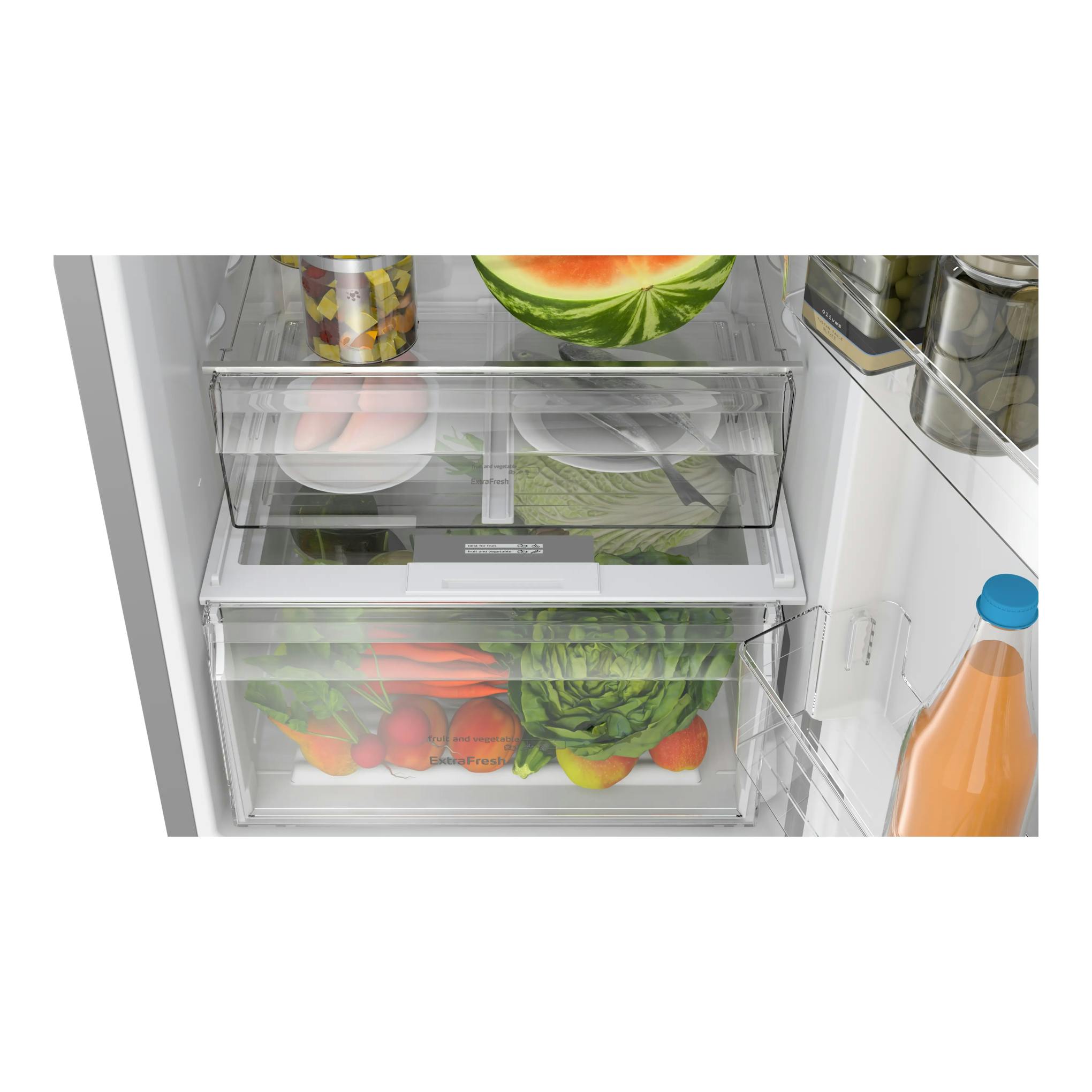 Interior de frigorífico combi Balay 3KFD753XI, vista frontal con cajones transparentes y frutas y verduras.