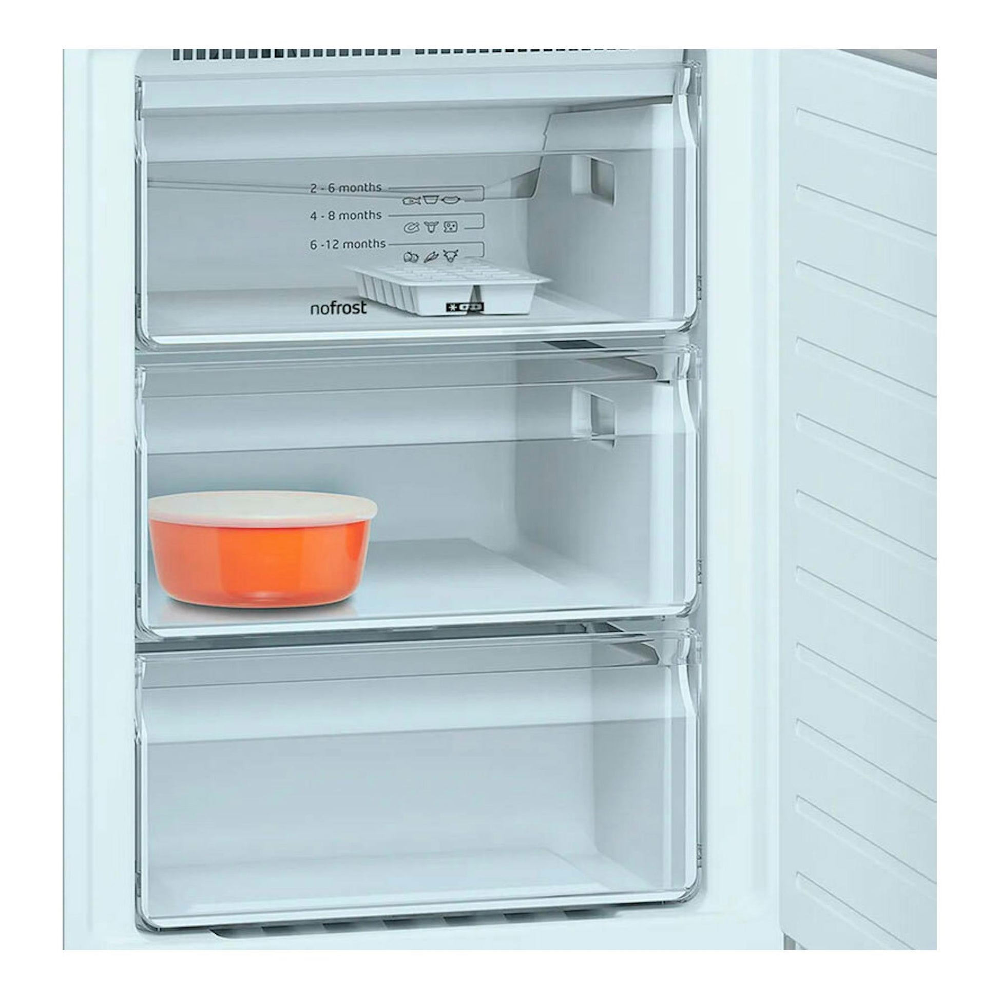 Frigorífico combi Balay 3KFD765AI blanco, interior con cajones transparentes y un cuenco naranja, vista frontal.
