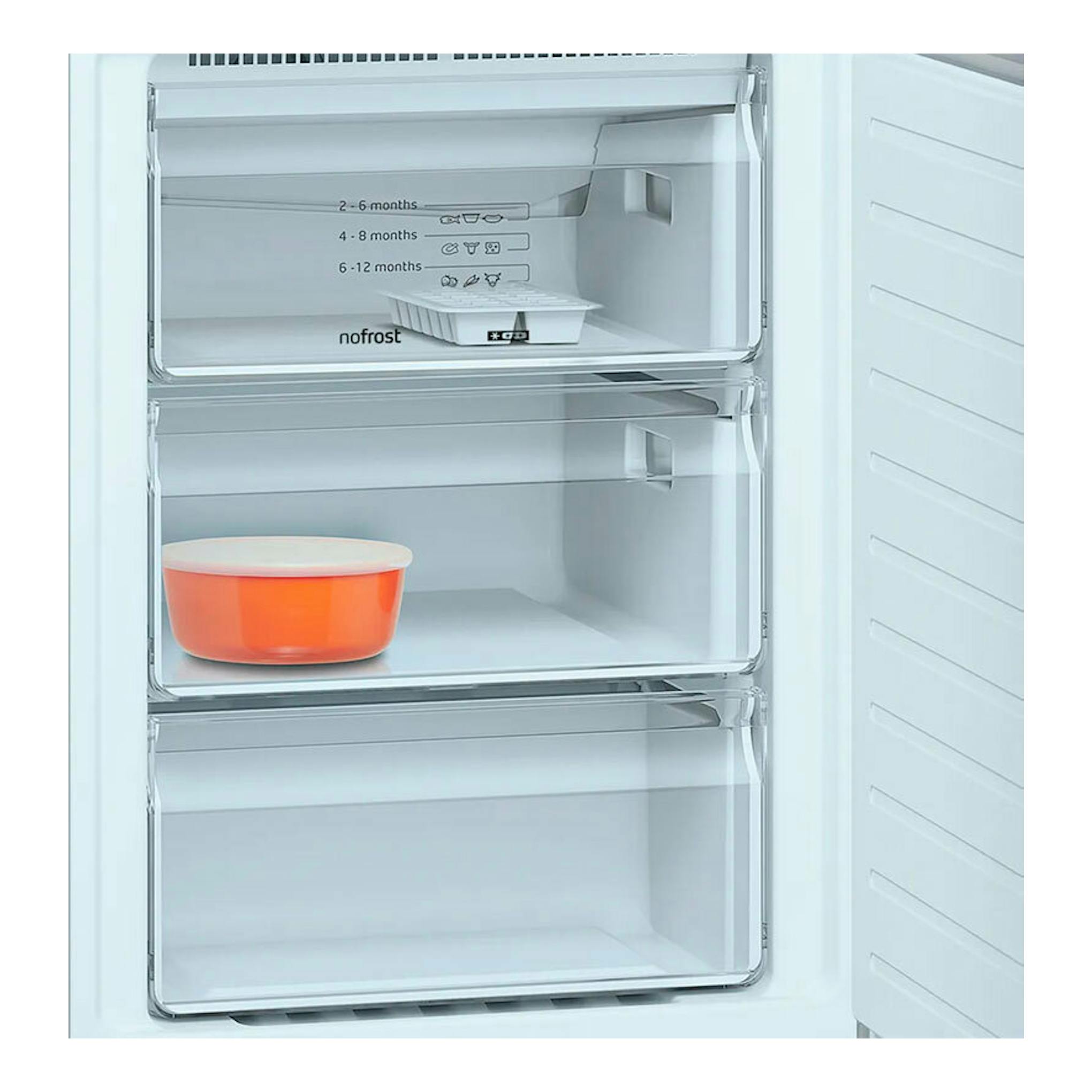Frigorífico combi Balay 3KFD765AI blanco, interior con cajones transparentes y un cuenco naranja, vista frontal.