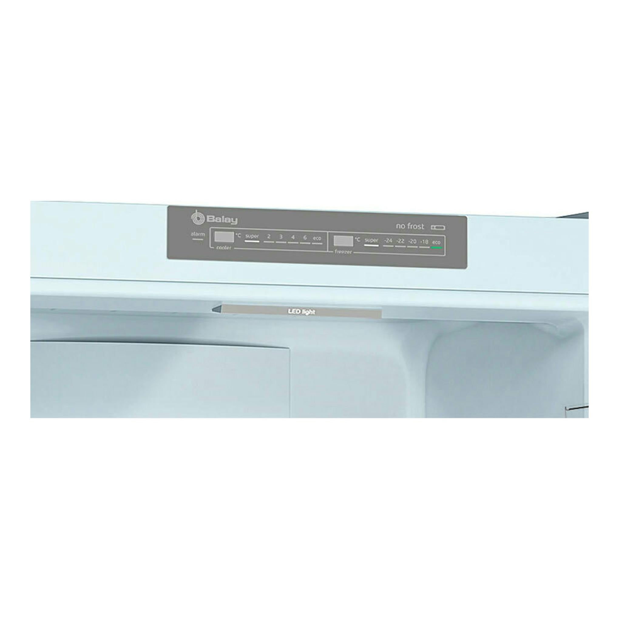 Frigorífico combi Balay gris, vista frontal parcial con panel de control y luz LED, no frost.
