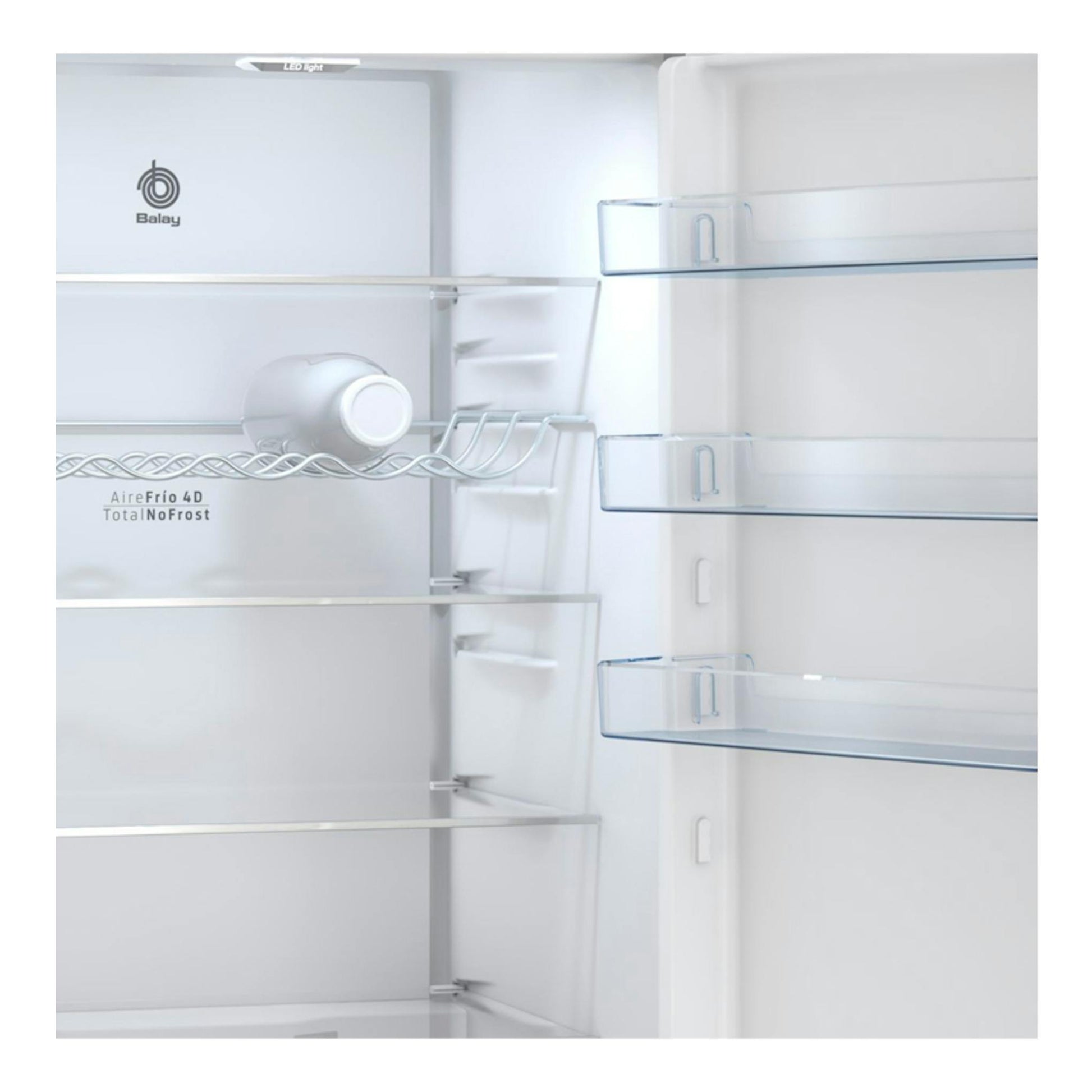 Interior frontal de frigorífico Balay 3KFD855BI blanco, con estantes de cristal y balcones en la puerta.