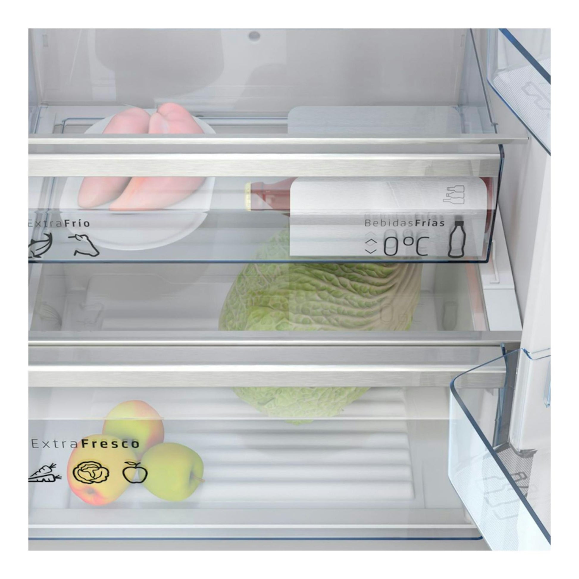 Vista frontal del interior de un frigorífico Balay 3KFD855BI blanco, con cajones de cristal y alimentos.