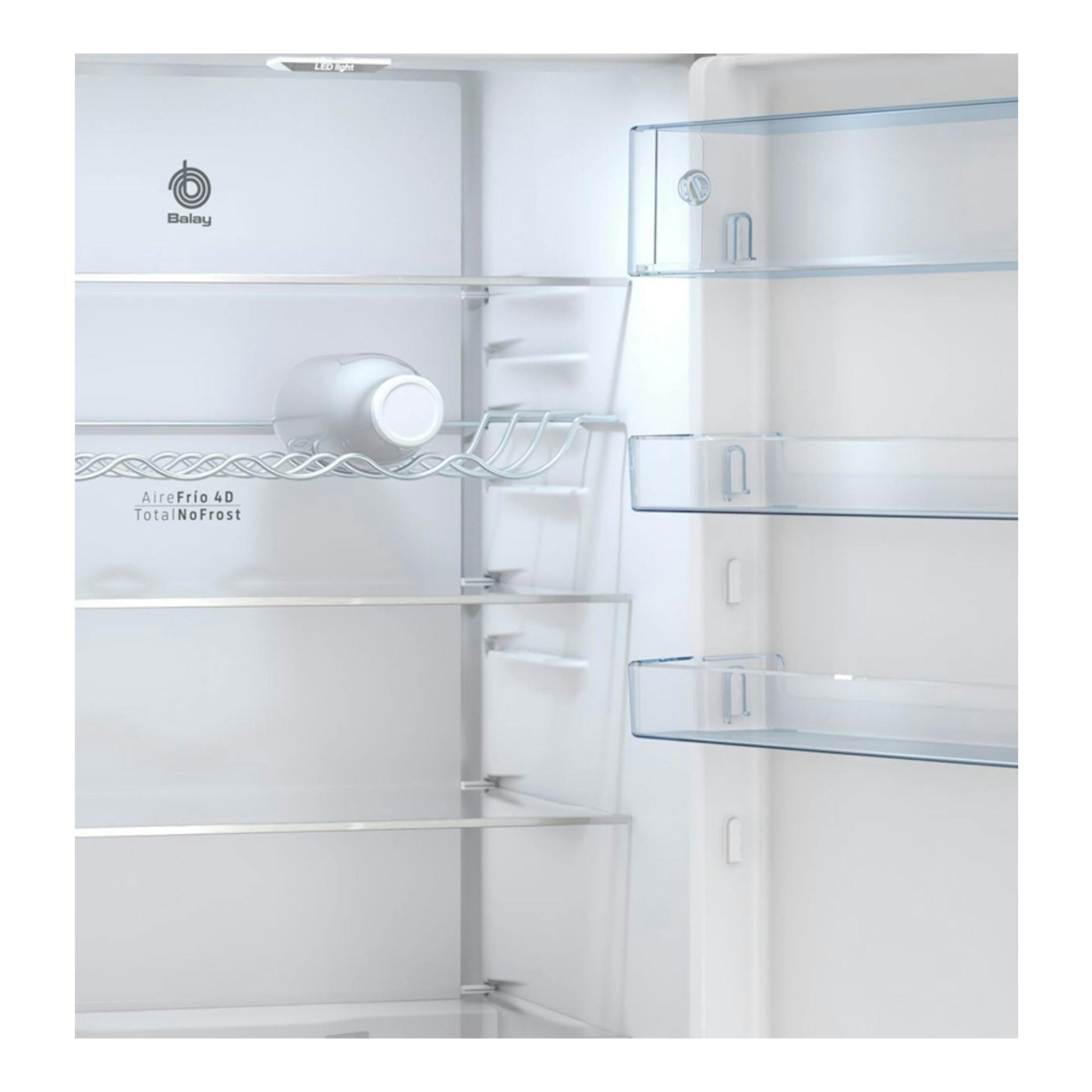 Interior blanco de frigorífico combi Balay 3KFD855NI, vista frontal, con baldas de cristal y balcones de puerta.