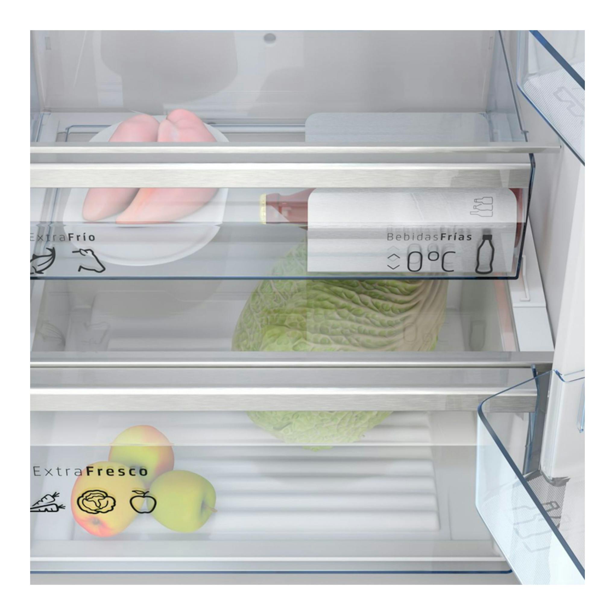 Interior de frigorífico Balay 3KFD855NI, vista frontal de cajones de cristal con frutas, col y embutido.