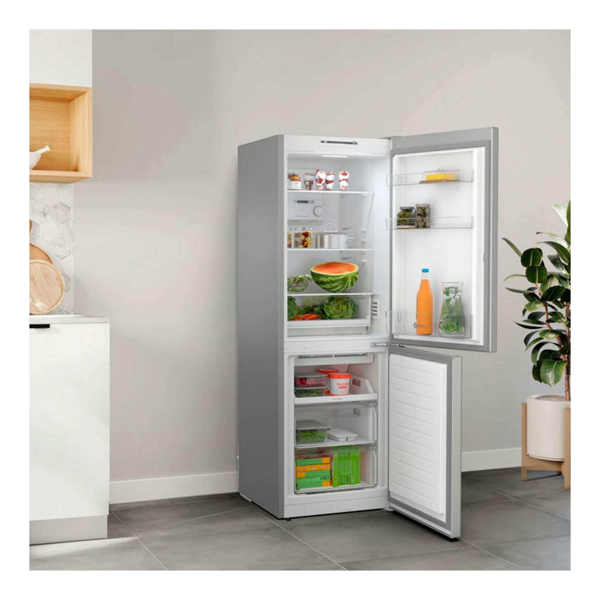 Frigorífico combi Balay 3KFE351MI inox, vista frontal, con puertas abiertas y compartimentos visibles.