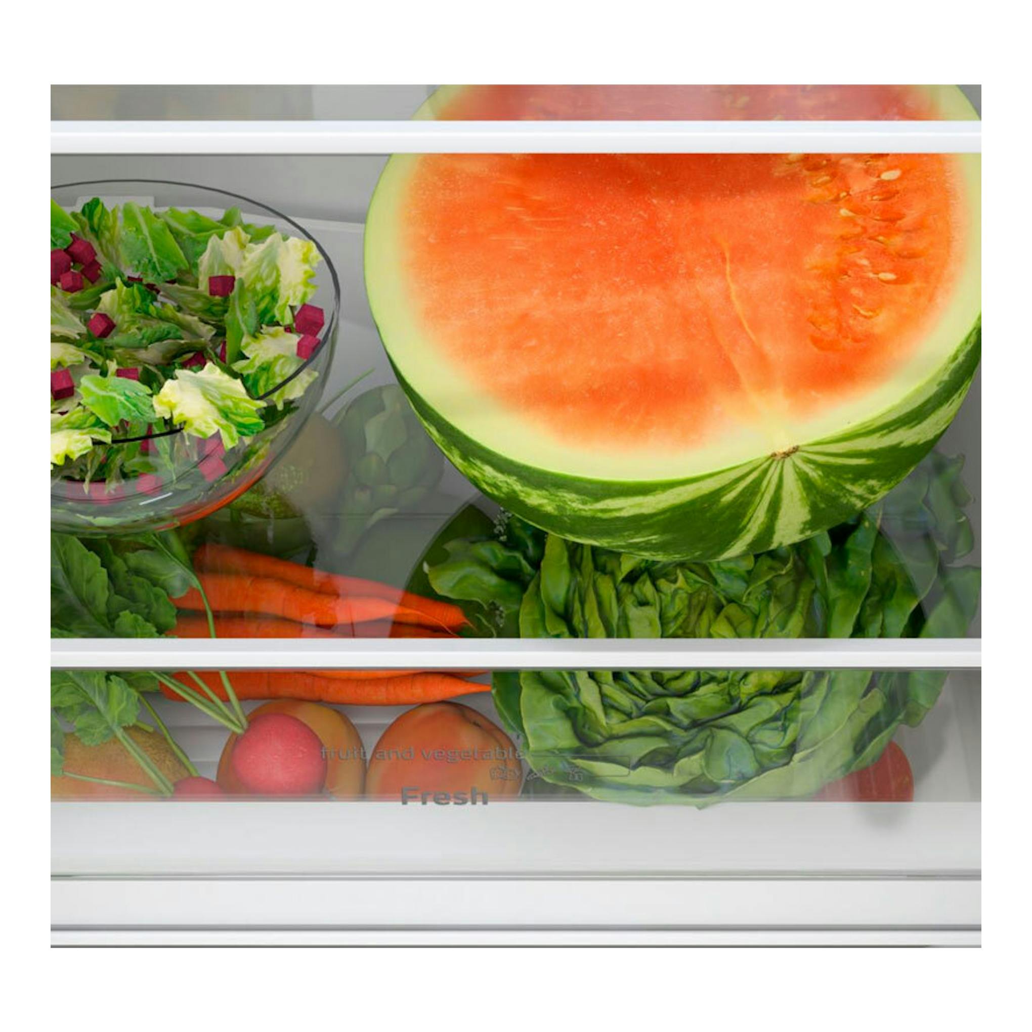 Interior de frigorífico Balay 3KFE351MI inox, vista frontal, con frutas y verduras en los cajones.