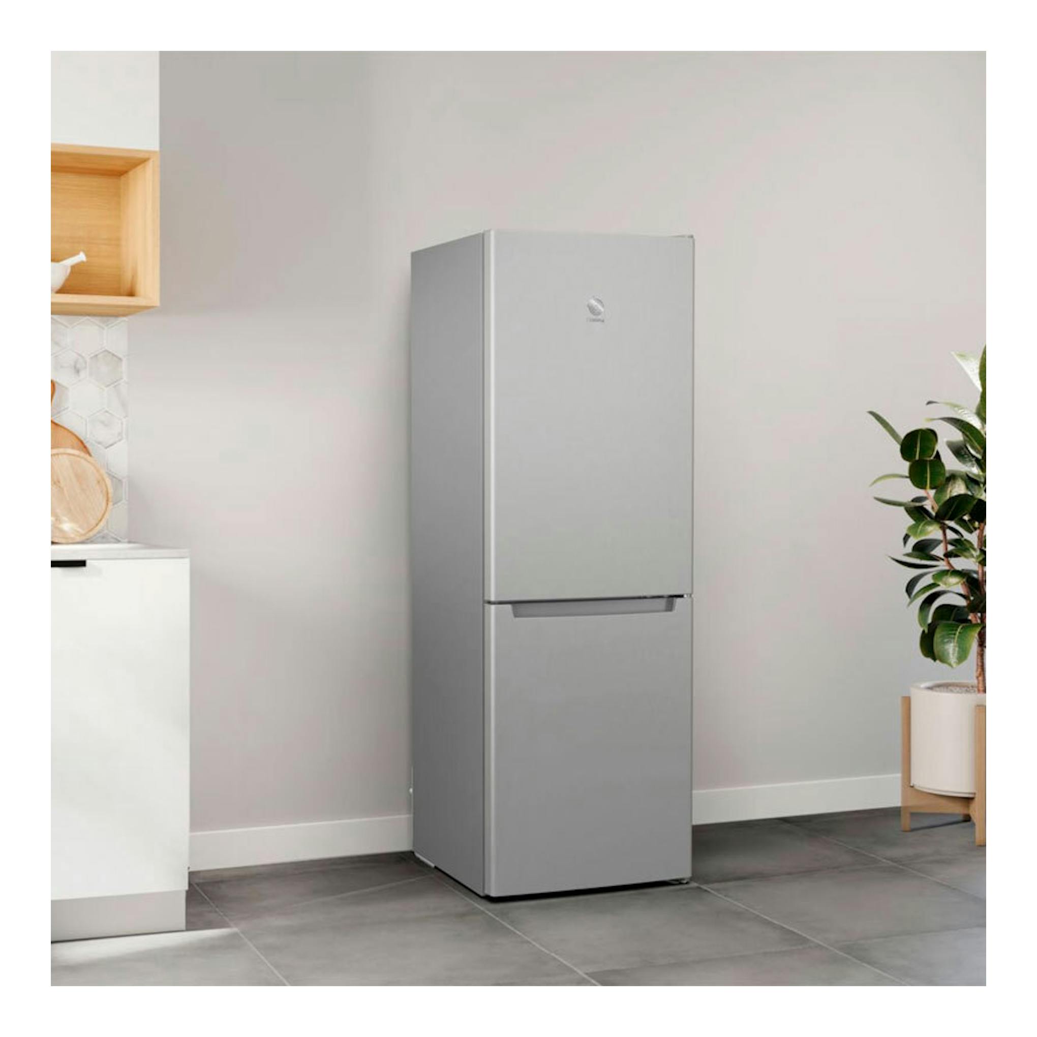 Frigorífico combi Balay 3KFE351MI inox, vista frontal en cocina.