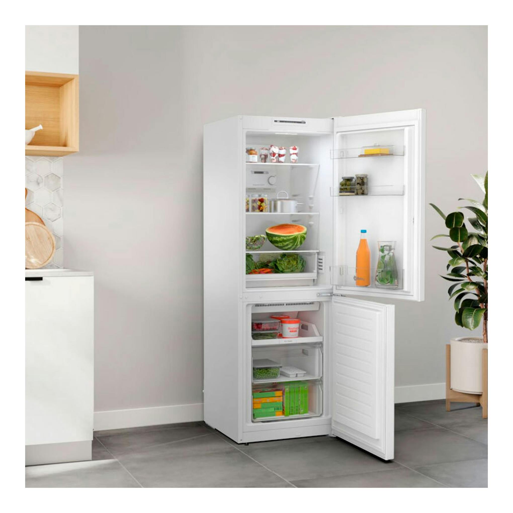 Frigorífico combi Balay 3KFE351WI blanco, vista frontal con puertas abiertas en una cocina.