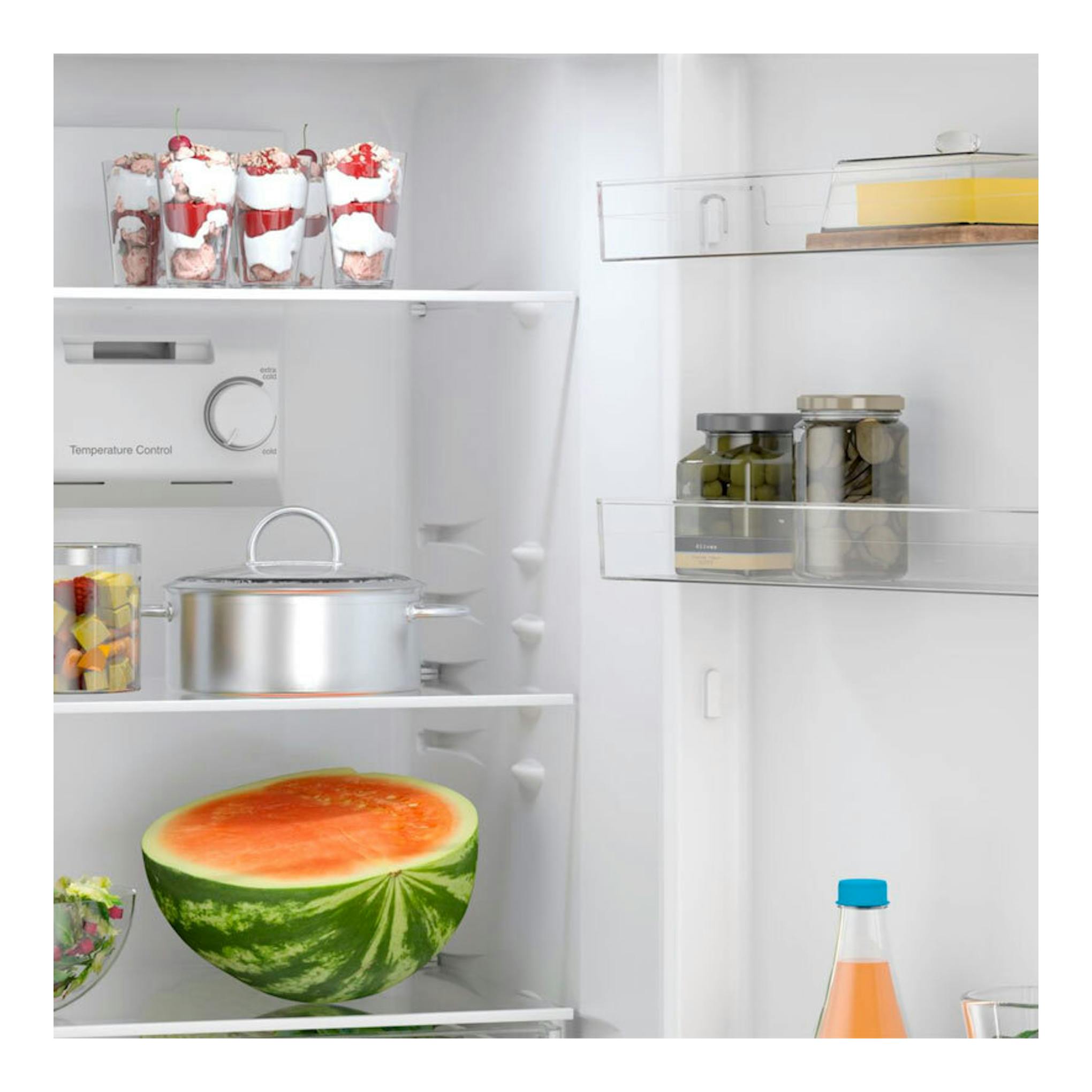 Vista interior de frigorífico blanco con estantes y alimentos, y medio melón en la balda inferior.