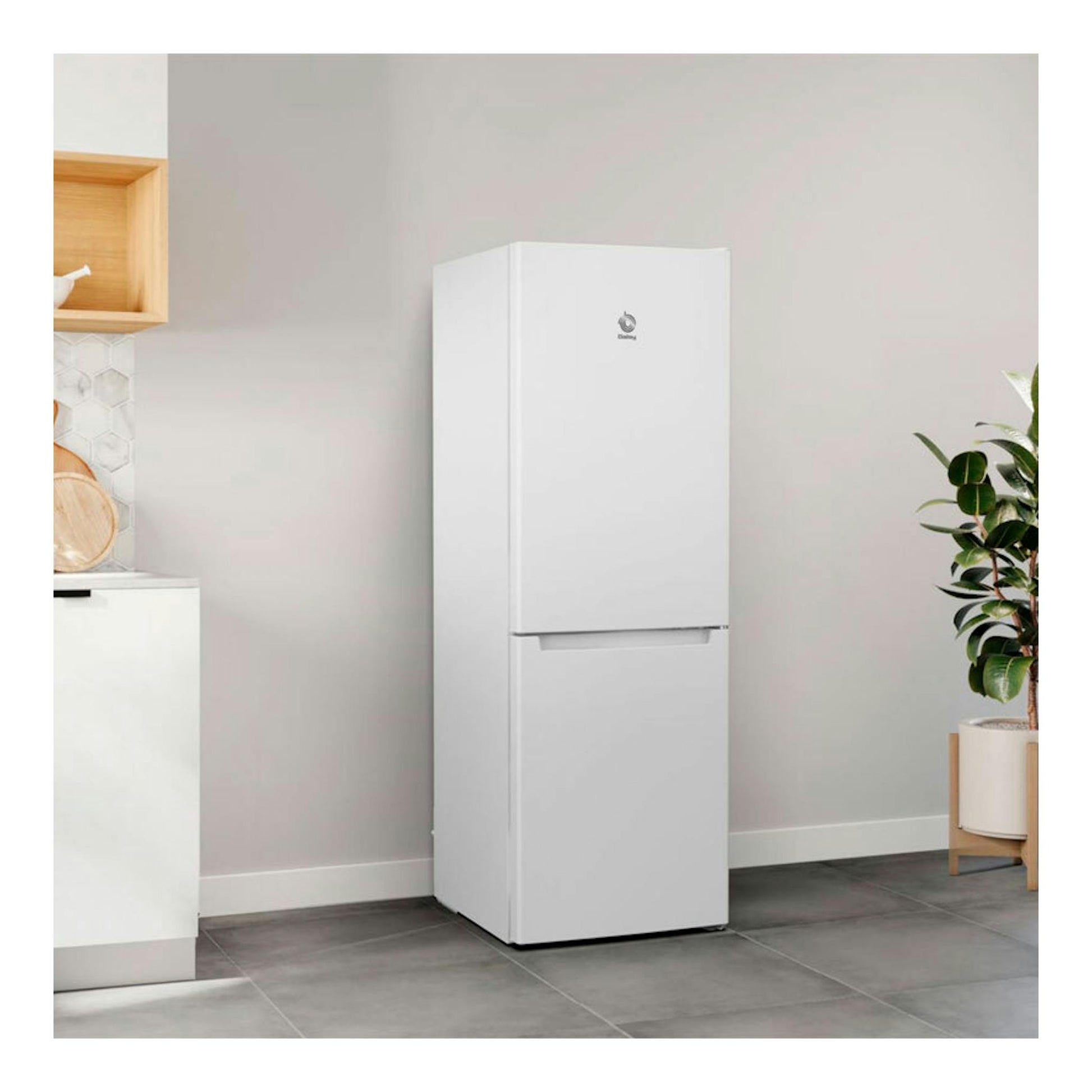 Frigorífico combi Balay 3KFE351WI blanco, vista frontal en cocina.