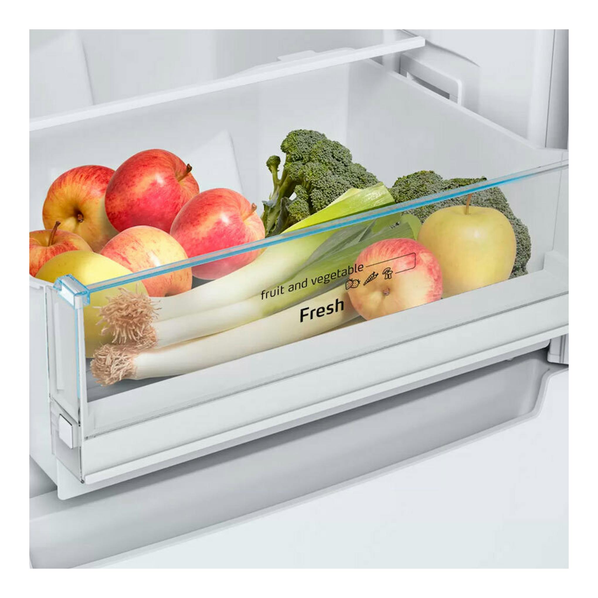 Cajón blanco del frigorífico Balay 3KFE361WI con frutas y verduras, vista frontal.