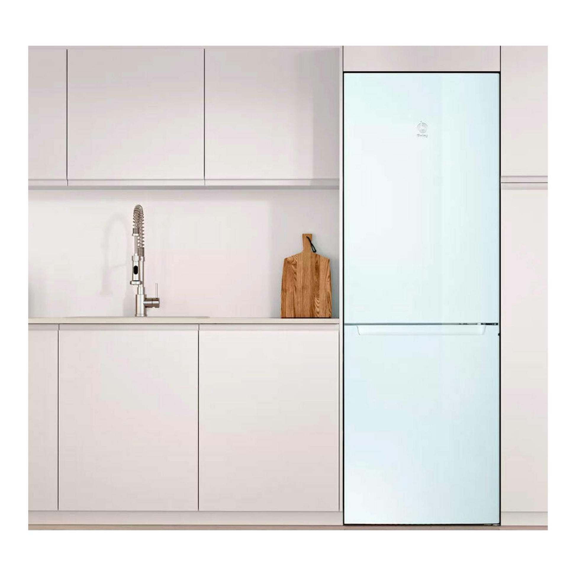 Frigorífico combi Balay 3KFE361WI blanco, vista frontal en cocina moderna con muebles blancos.