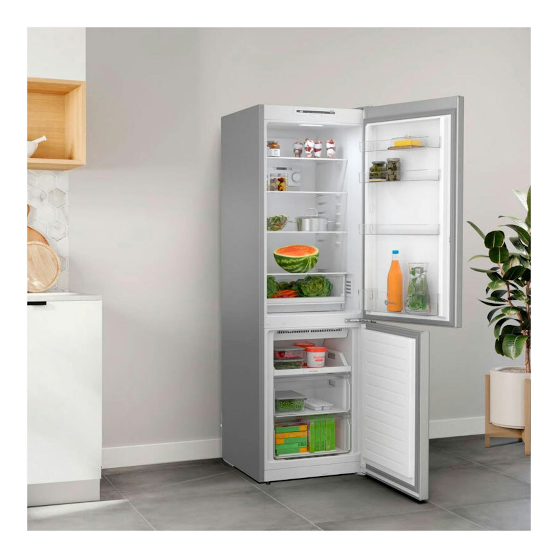 Frigorífico combi Balay 3KFE551MI inox, vista frontal, con puertas abiertas e interior iluminado.
