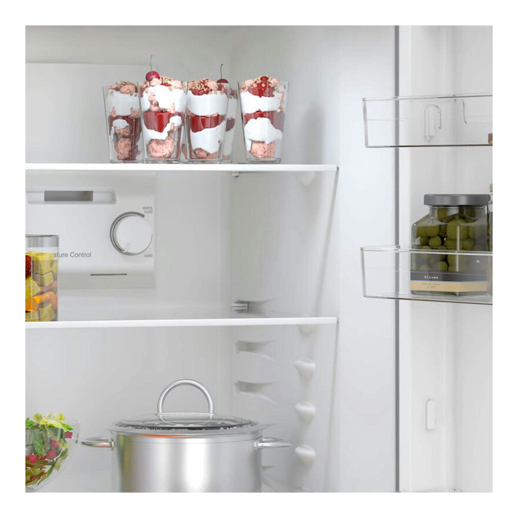 Interior de frigorífico combi Balay 3KFE551MI inox, vista frontal con baldas blancas y puerta abierta.