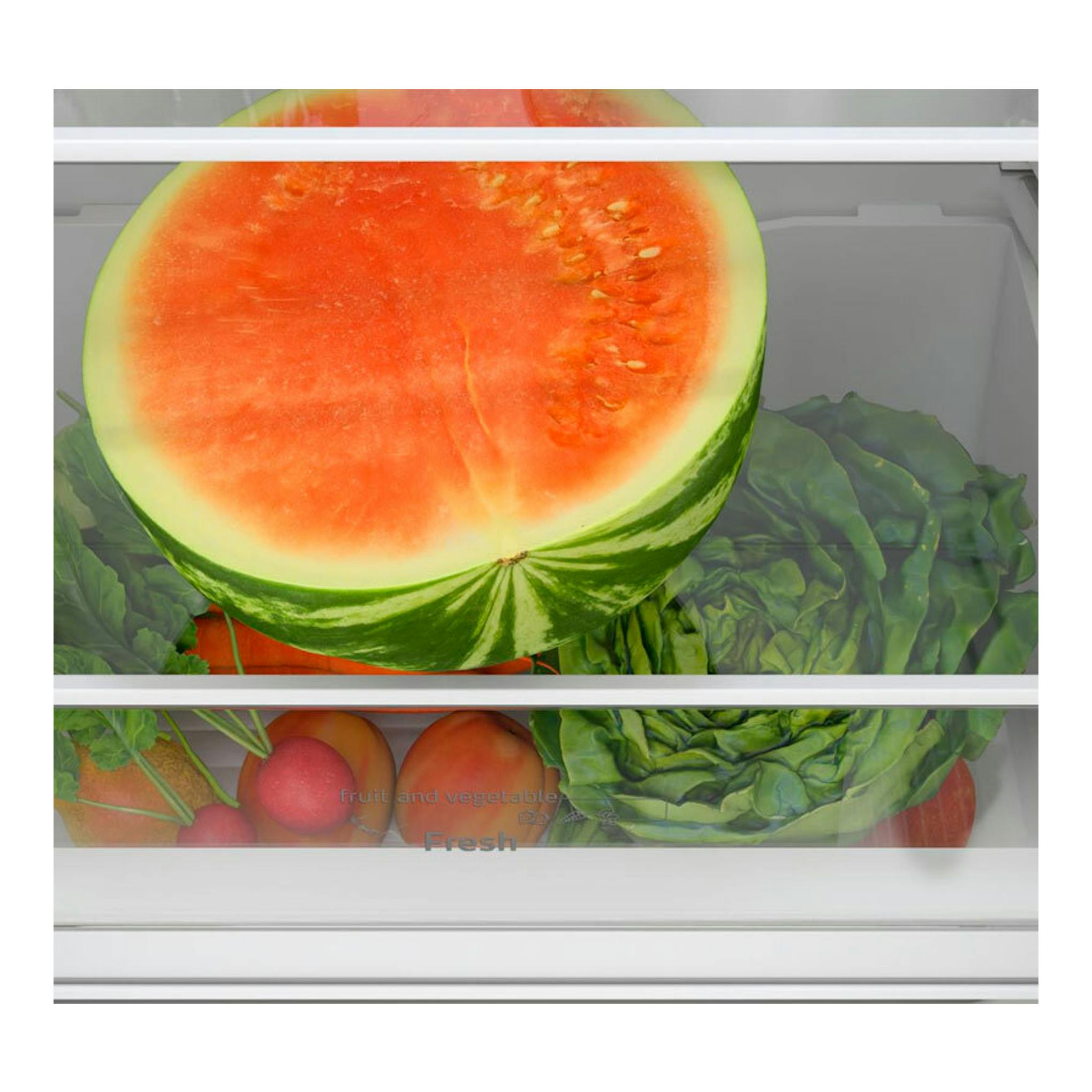 Interior de frigorífico Balay 3KFE551MI Inox con cajones de frutas y verduras y media sandía.