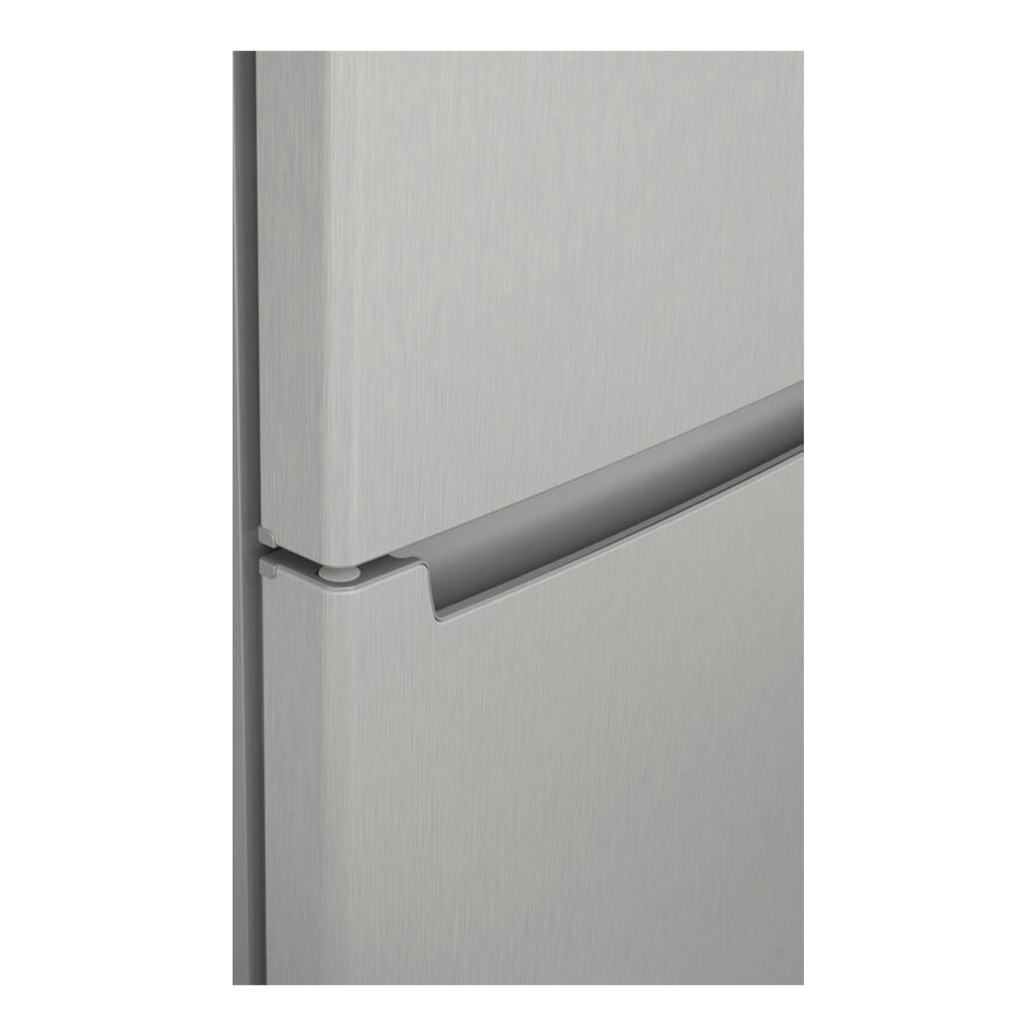 Frigorífico combi Balay 3KFE551MI en inox, detalle en primer plano de la unión entre puertas y tirador.