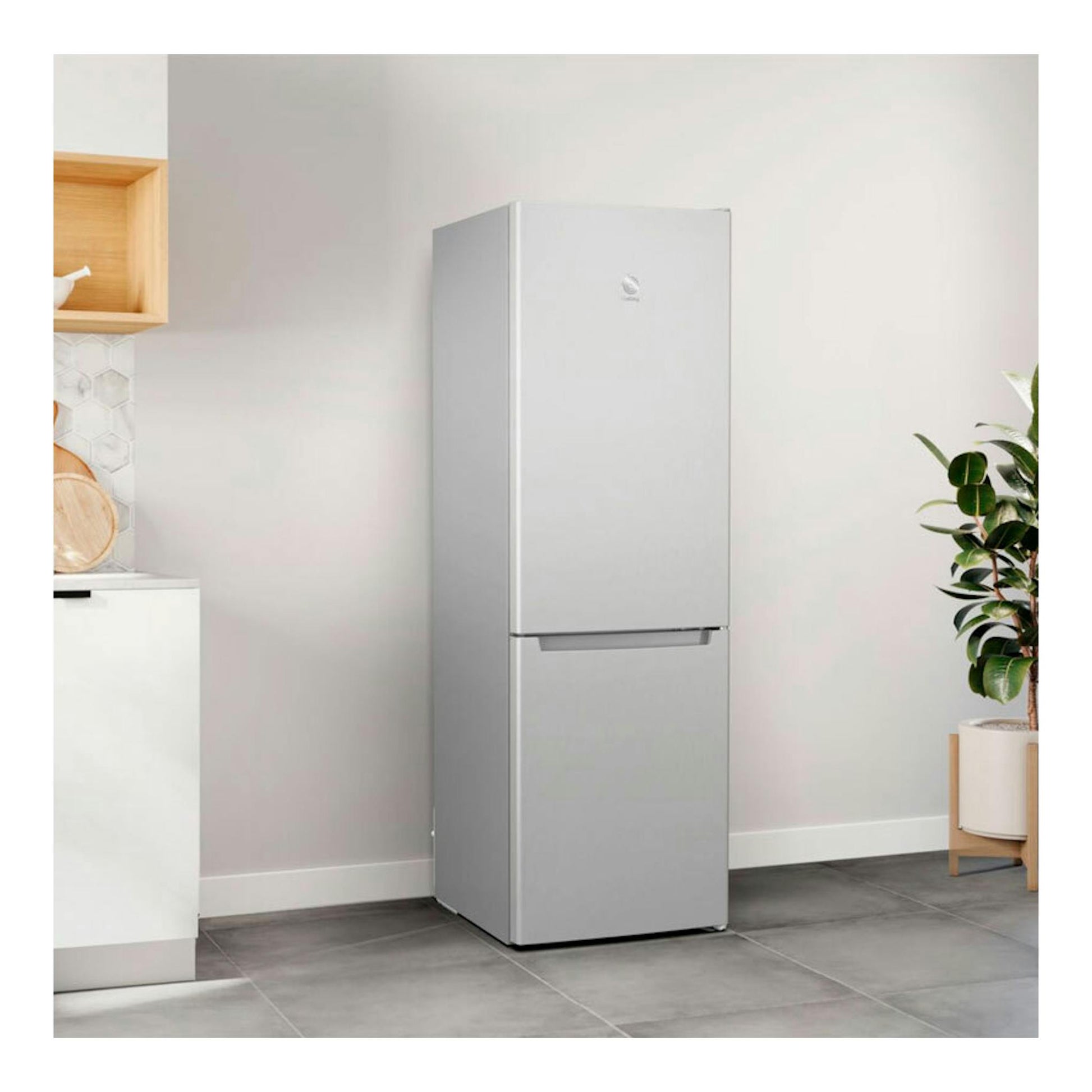 Frigorífico combi Balay 3KFE551MI inox, vista frontal en una cocina.