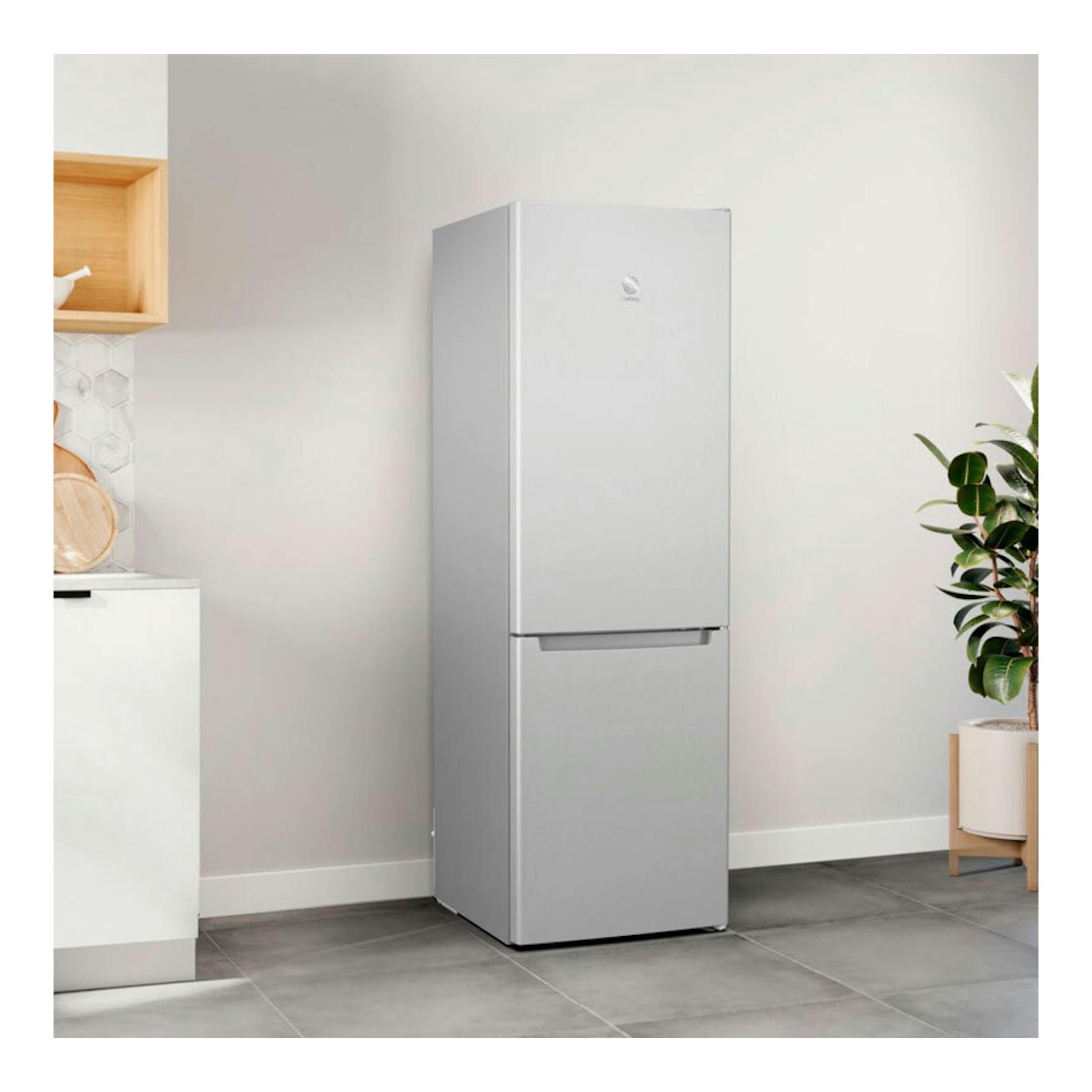 Frigorífico combi Balay 3KFE551MI inox, vista frontal en una cocina.