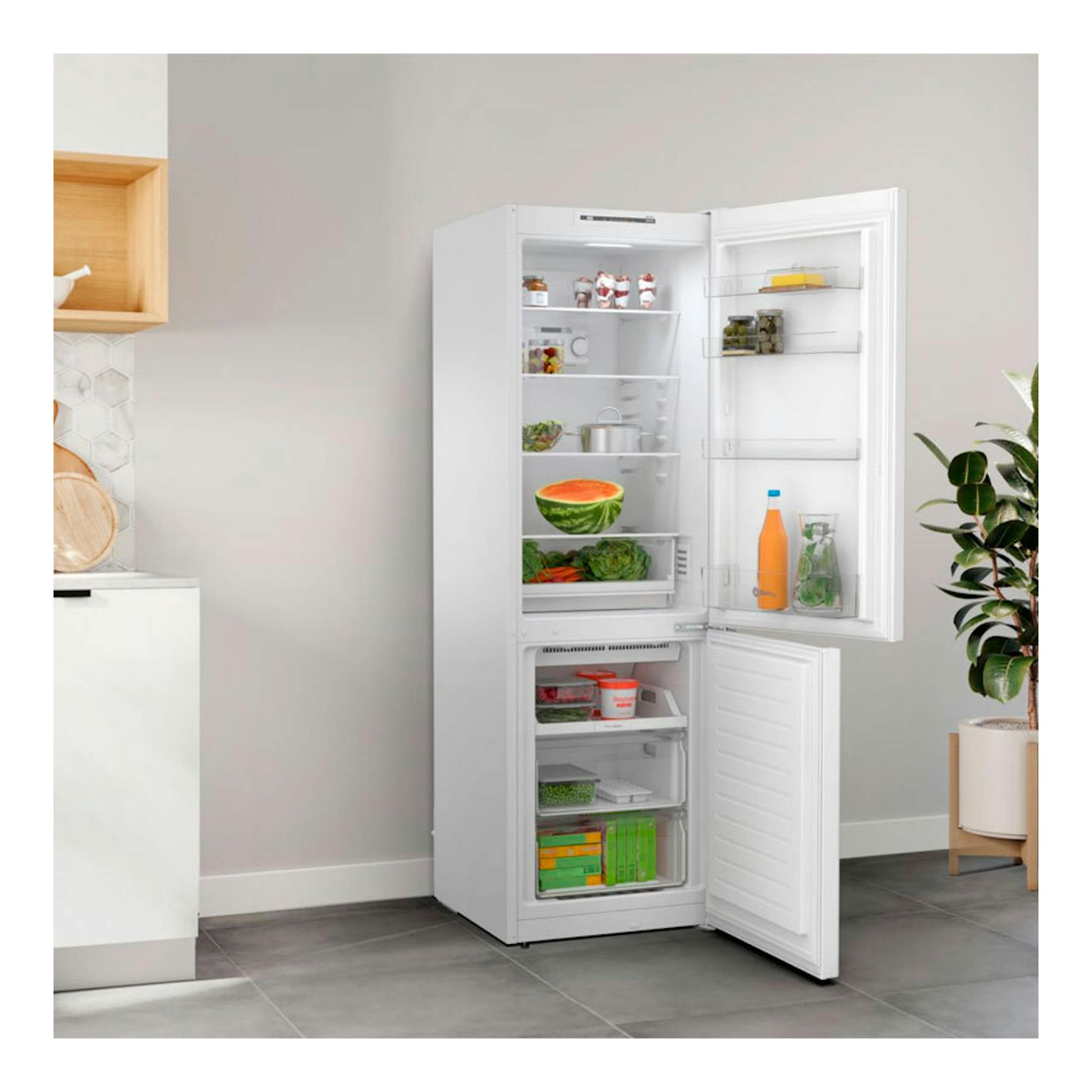 Frigorífico combi Balay 3KFE551WI blanco, puerta abierta, vista frontal en cocina.
