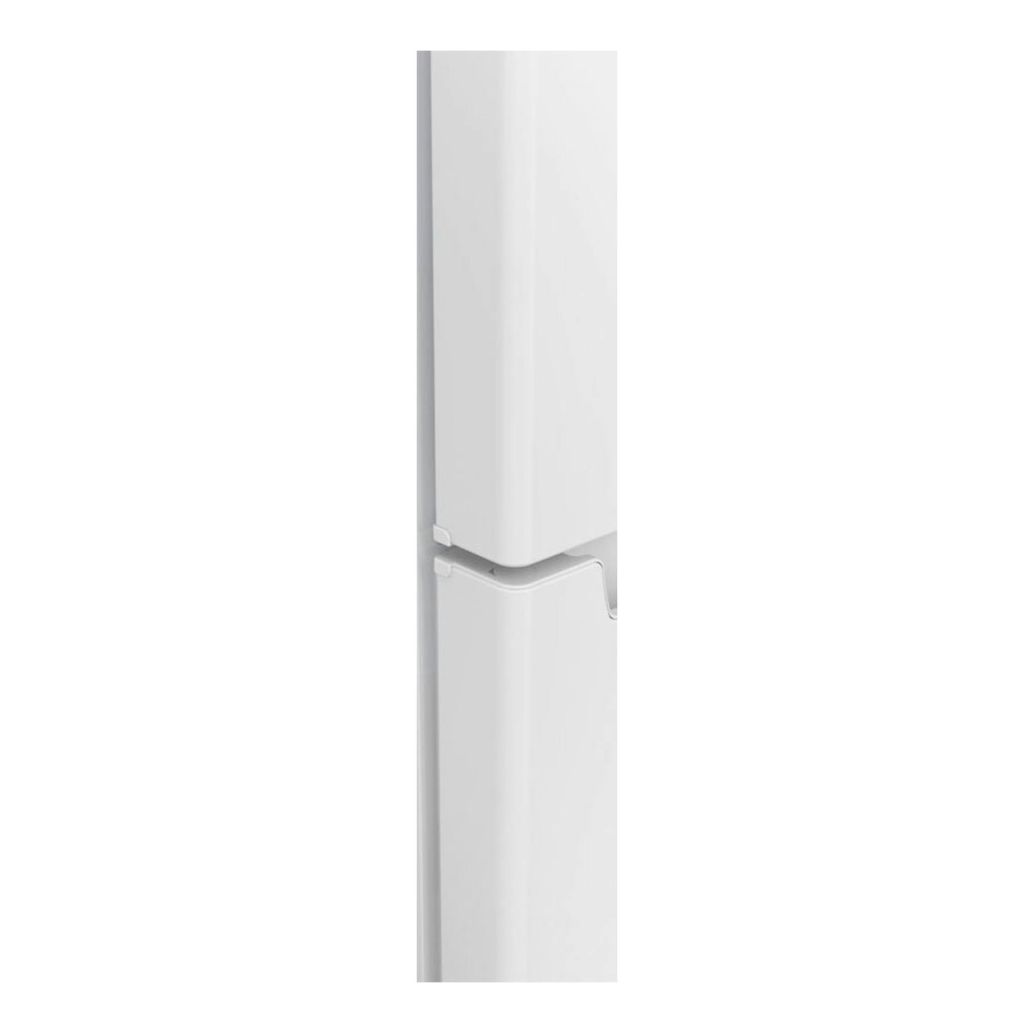 Frigorífico combi Balay 3KFE551WI blanco, vista en primer plano de las puertas y el tirador integrado.