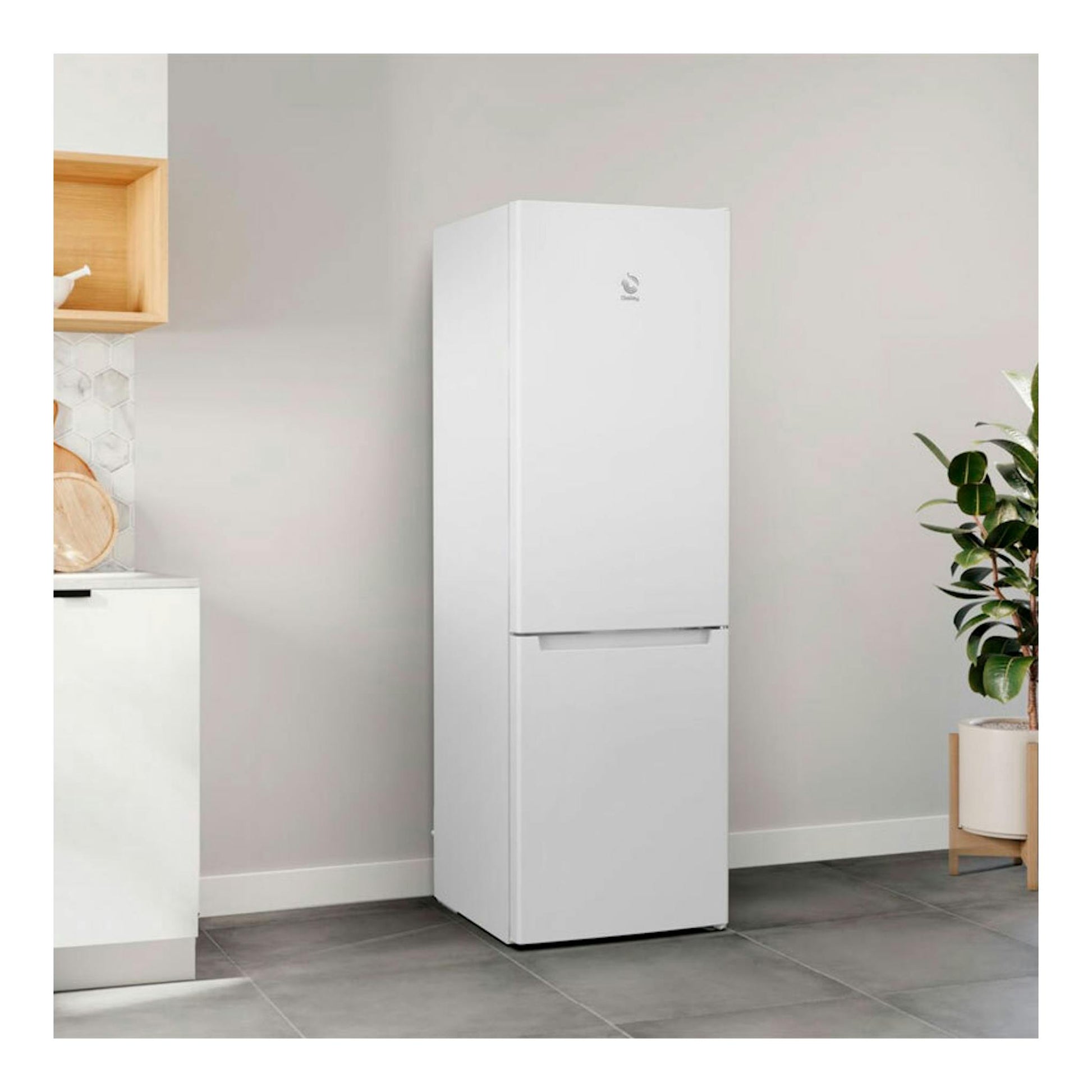 Frigorífico combi Balay 3KFE551WI blanco, vista frontal en una cocina.