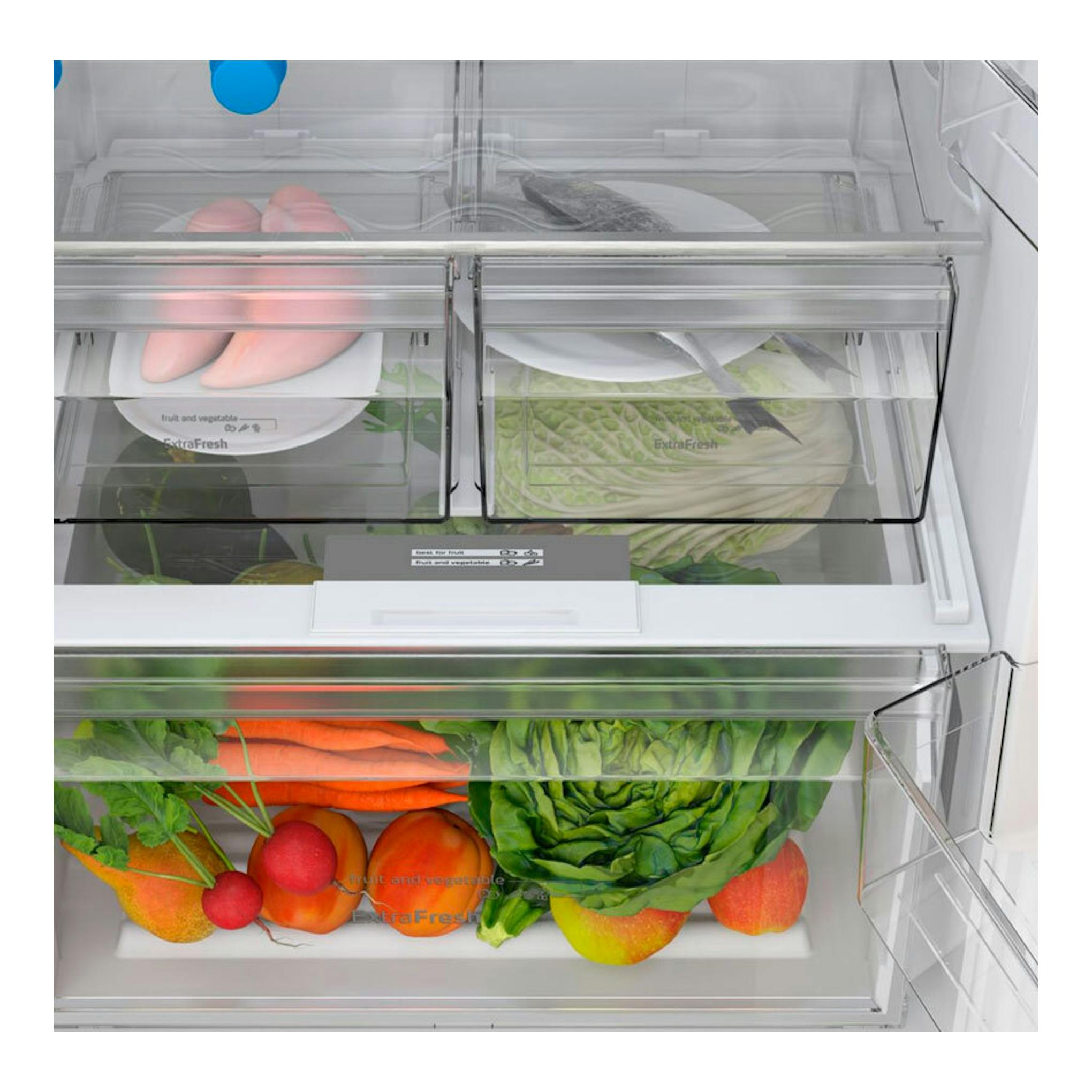 Interior de frigorífico Balay 3KFE553WI blanco, vista frontal de cajones transparentes con frutas y verduras.
