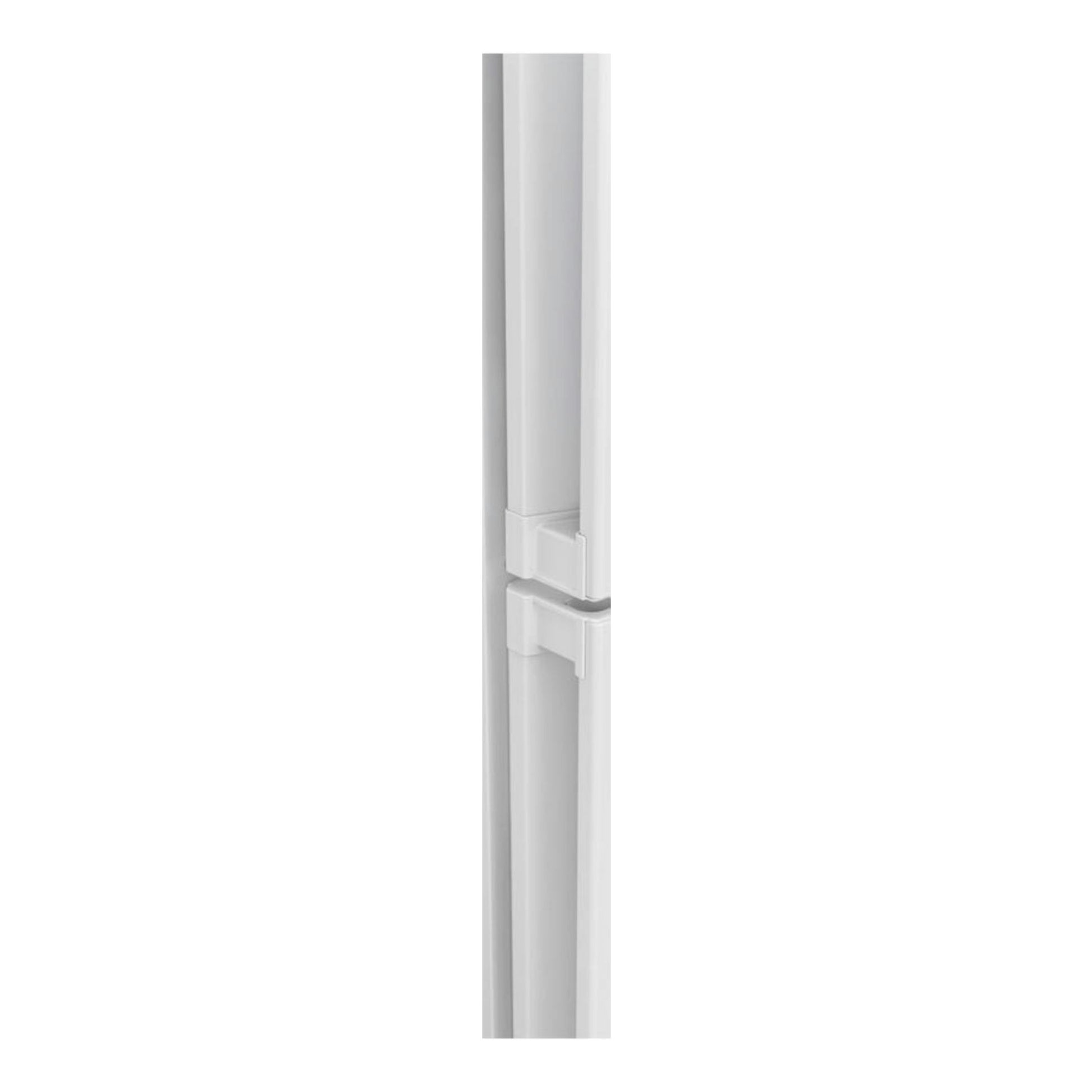 Frigorífico combi Balay 3KFE553WI blanco, vista de detalle de la bisagra y el borde de las puertas.