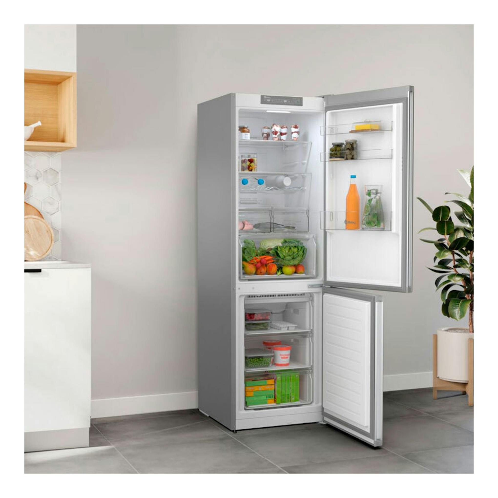 Frigorífico combi Balay 3KFE553XI inox, vista frontal abierta, con frigorífico y congelador visibles.