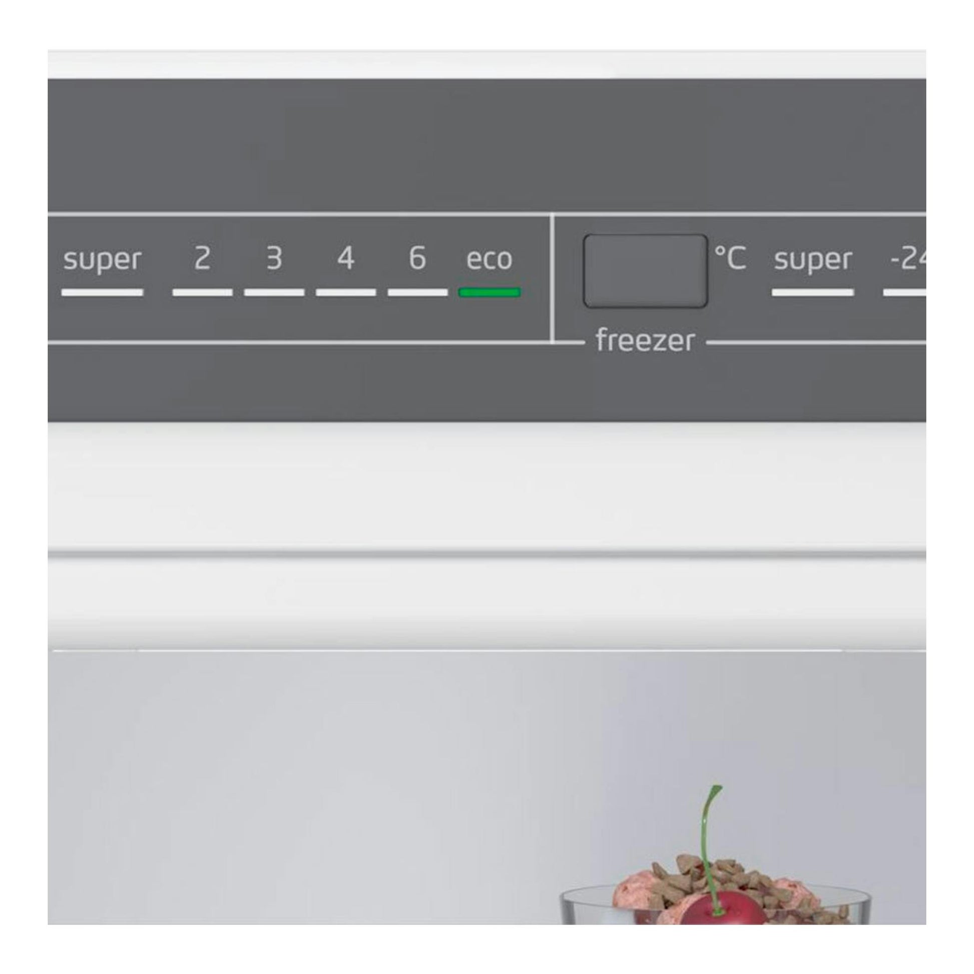Primer plano del panel de control de un frigorífico Balay 3KFE553XI inox, con indicadores de temperatura.