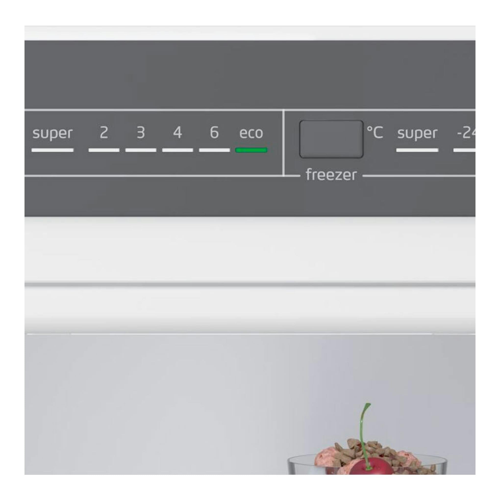Primer plano del panel de control de un frigorífico Balay 3KFE553XI inox, con indicadores de temperatura.