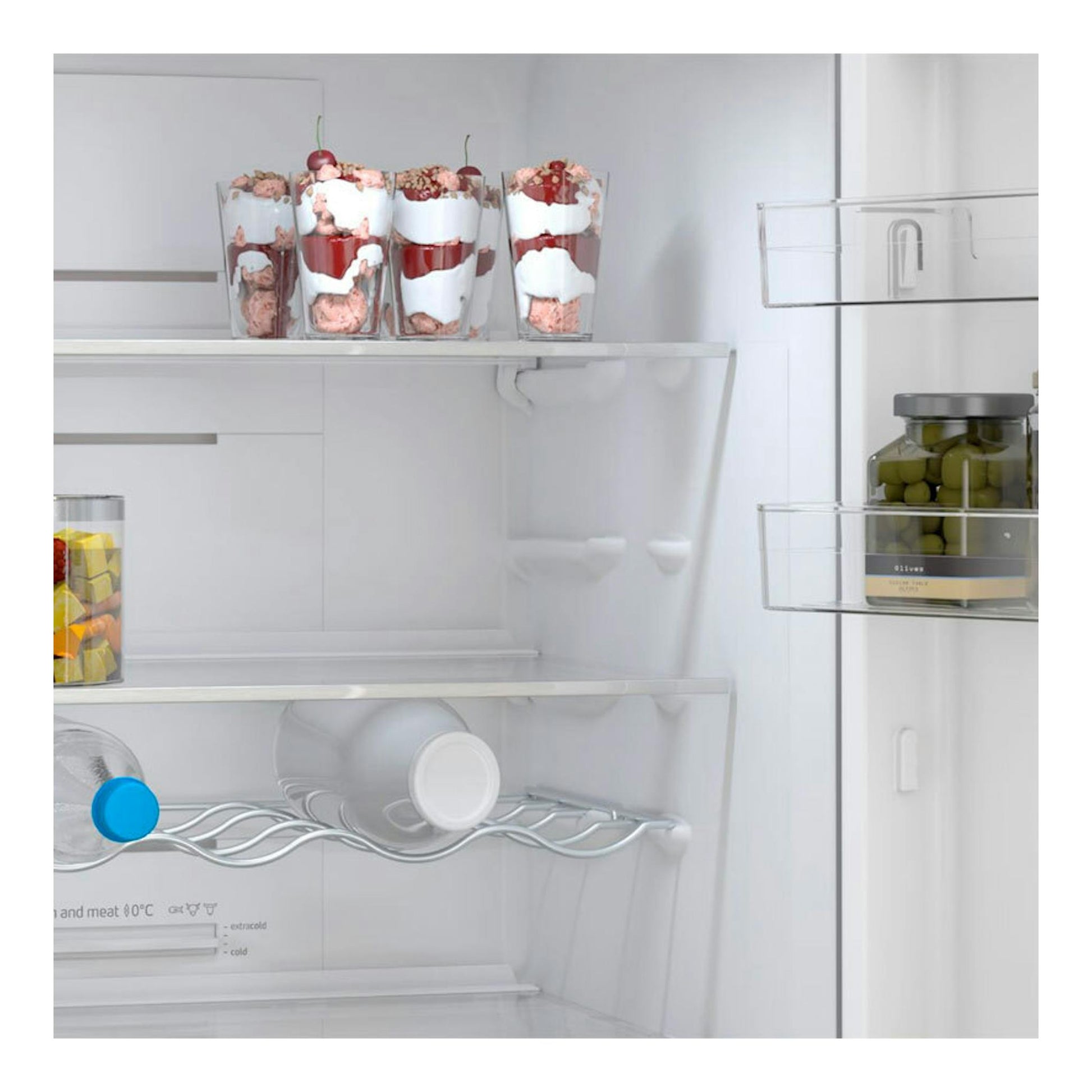 Interior de frigorífico Balay 3KFE553XI blanco, con estantes de vidrio, botellas y tarros en las baldas laterales.