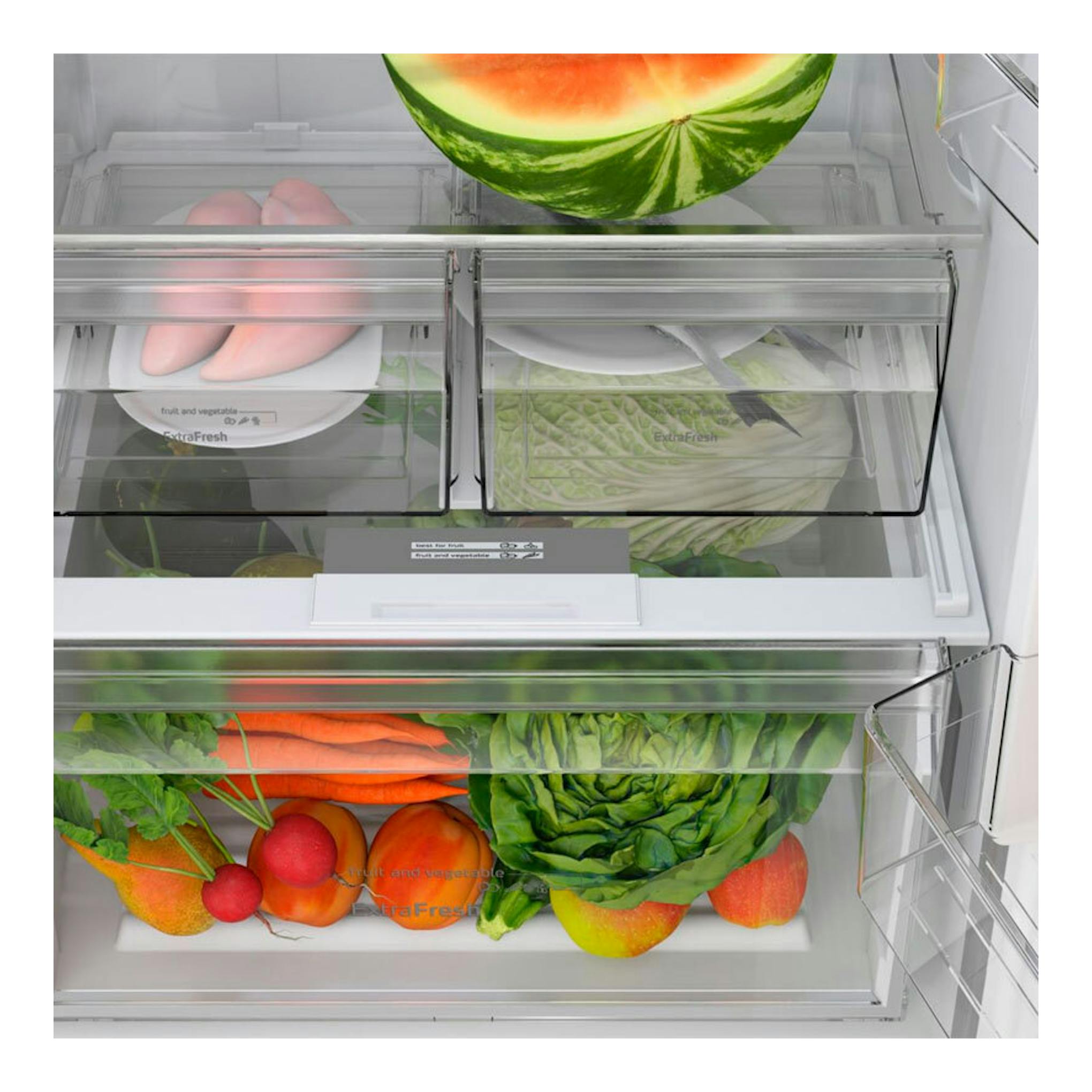 Frigorífico combi Balay 3KFE553XI, vista frontal del interior con cajones transparentes y frutas y verduras.
