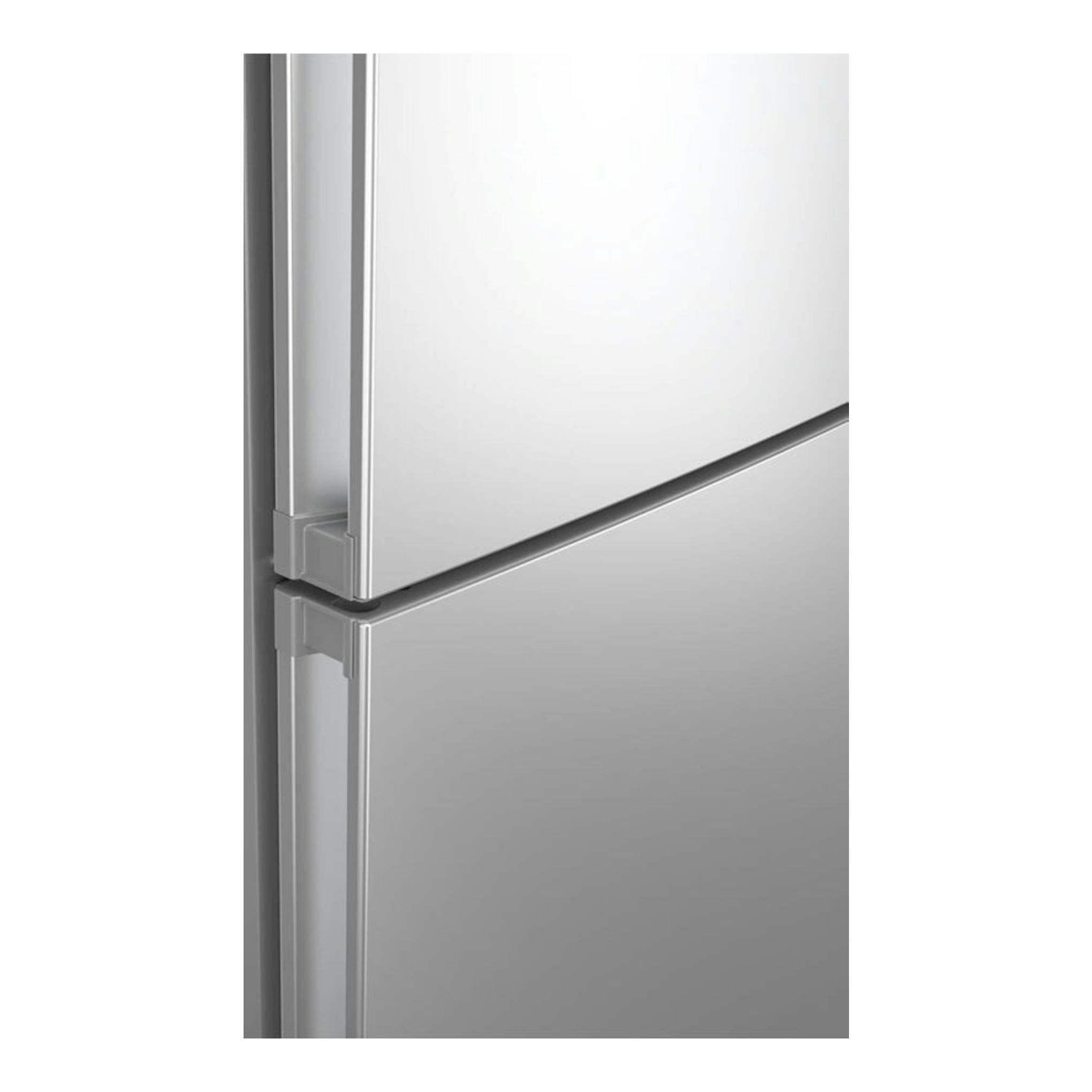 Frigorífico combi Balay 3KFE553XI en inox, vista cercana del borde entre dos puertas.