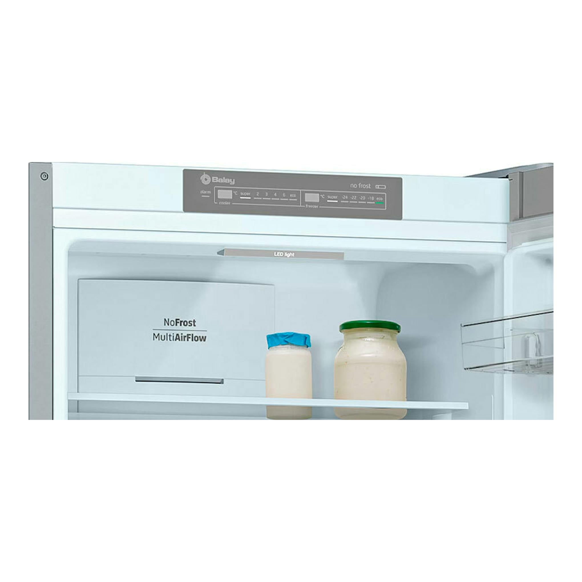 Frigorífico combi Balay 3KFE563XI inox, vista frontal con puerta abierta, panel superior e interior visible.