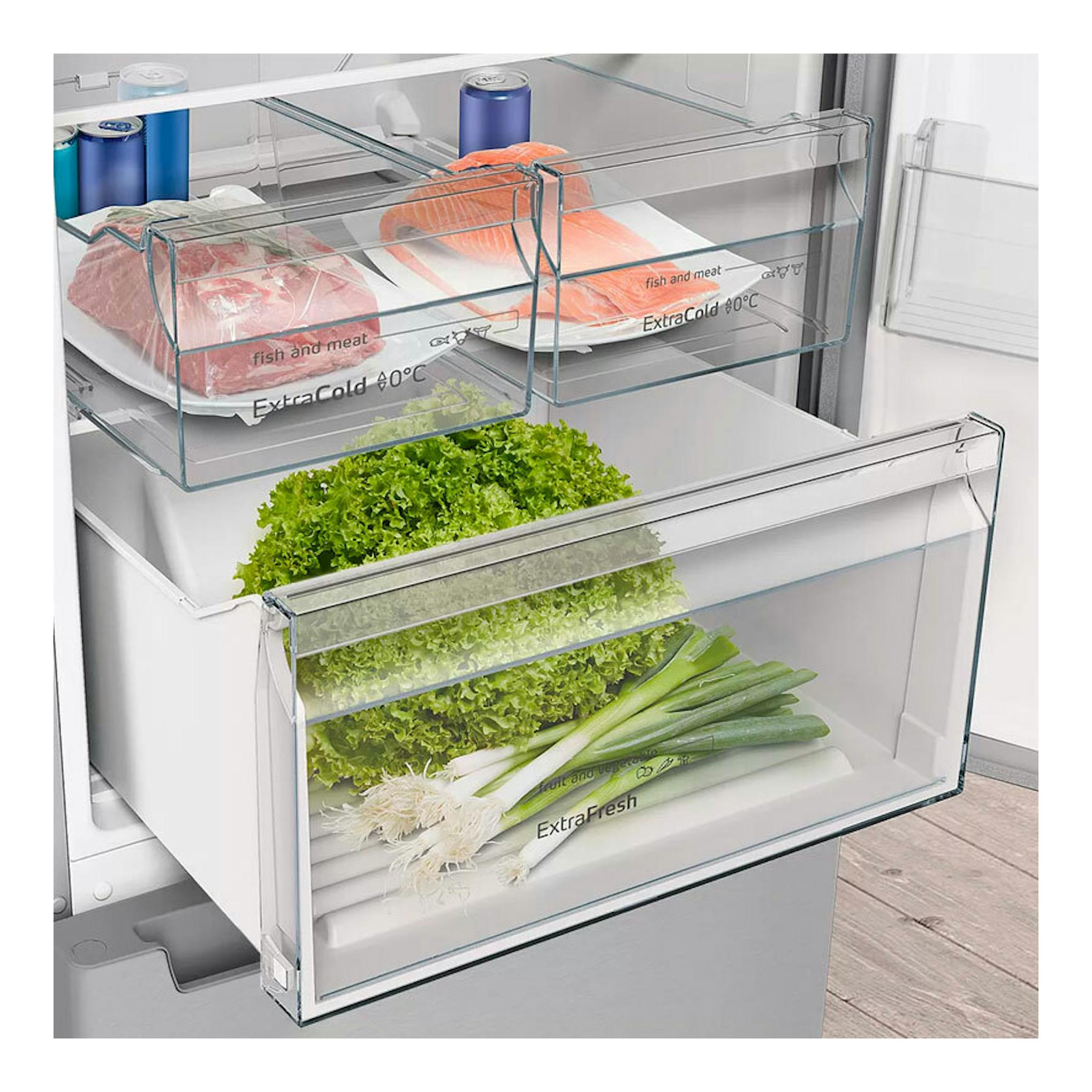 Interior de frigorífico Balay 3KFE563XI inox, vista frontal de cajones transparentes con carne y verduras.