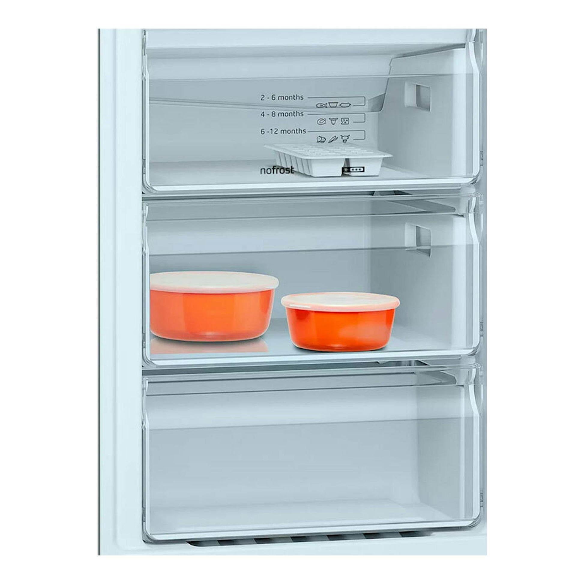 Frigorífico combi Balay 3KFE563XI Inox, interior del congelador con tres cajones transparentes y dos recipientes naranjas.