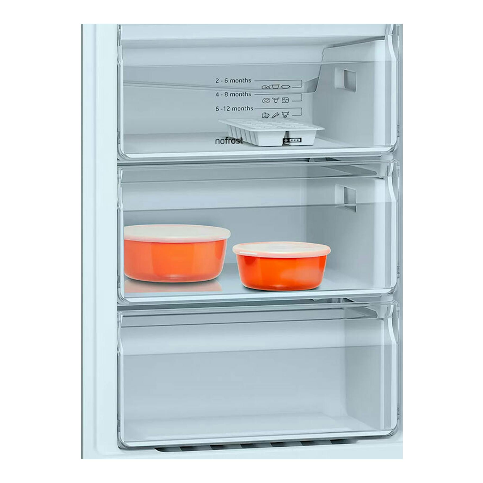 Frigorífico combi Balay 3KFE563XI Inox, interior del congelador con tres cajones transparentes y dos recipientes naranjas.