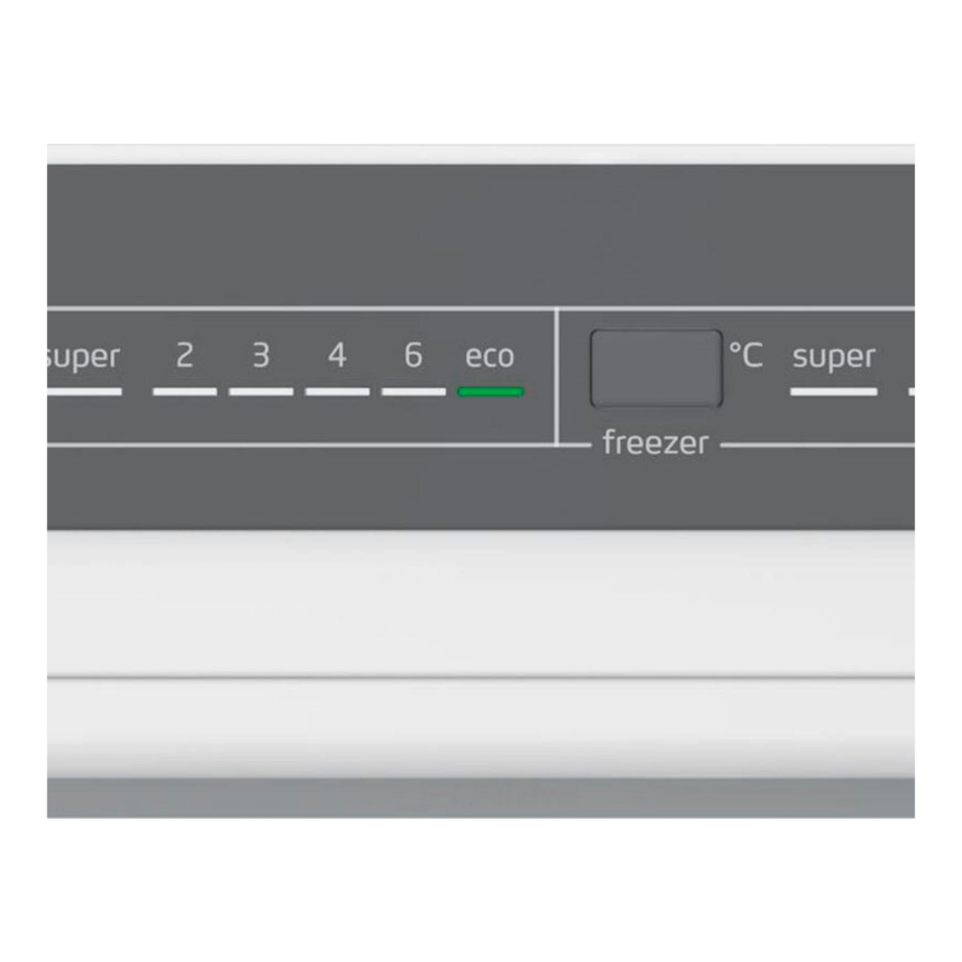 Panel de control de frigorífico Balay 3KFE753WI blanco, con selector de temperatura y vista parcial de la puerta.