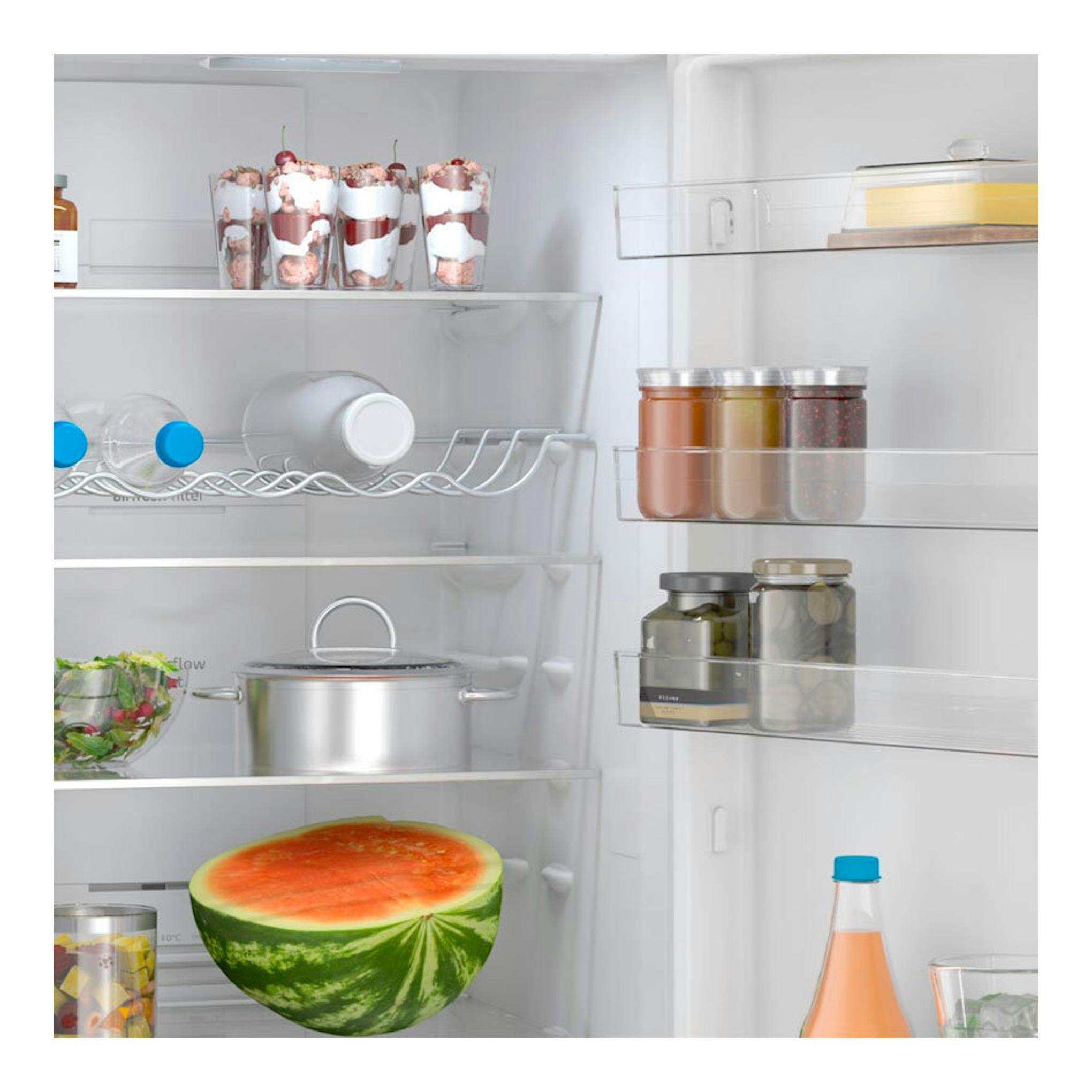 Interior de frigorífico combi Balay 3KFE753WI blanco, con estantes y alimentos.