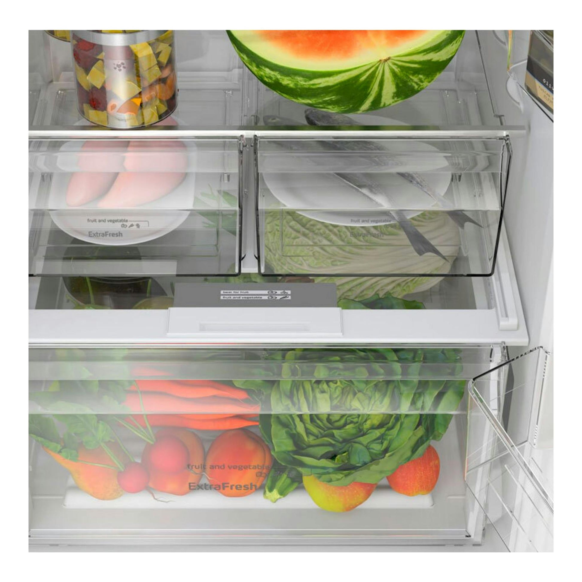 Interior frontal de frigorífico Balay 3KFE753WI blanco, con cajones transparentes y alimentos.