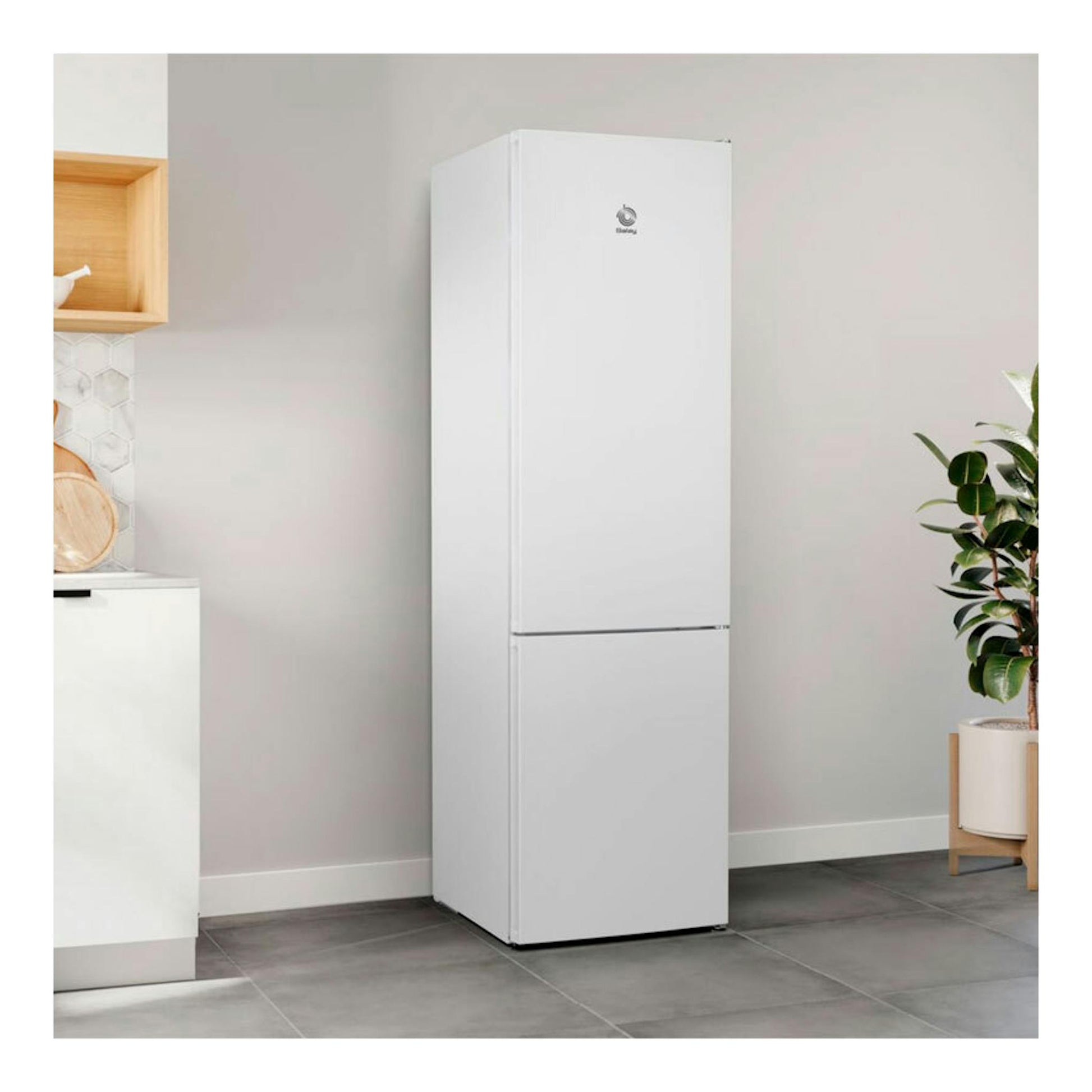 Frigorífico combi Balay 3KFE753WI blanco, vista frontal en cocina.