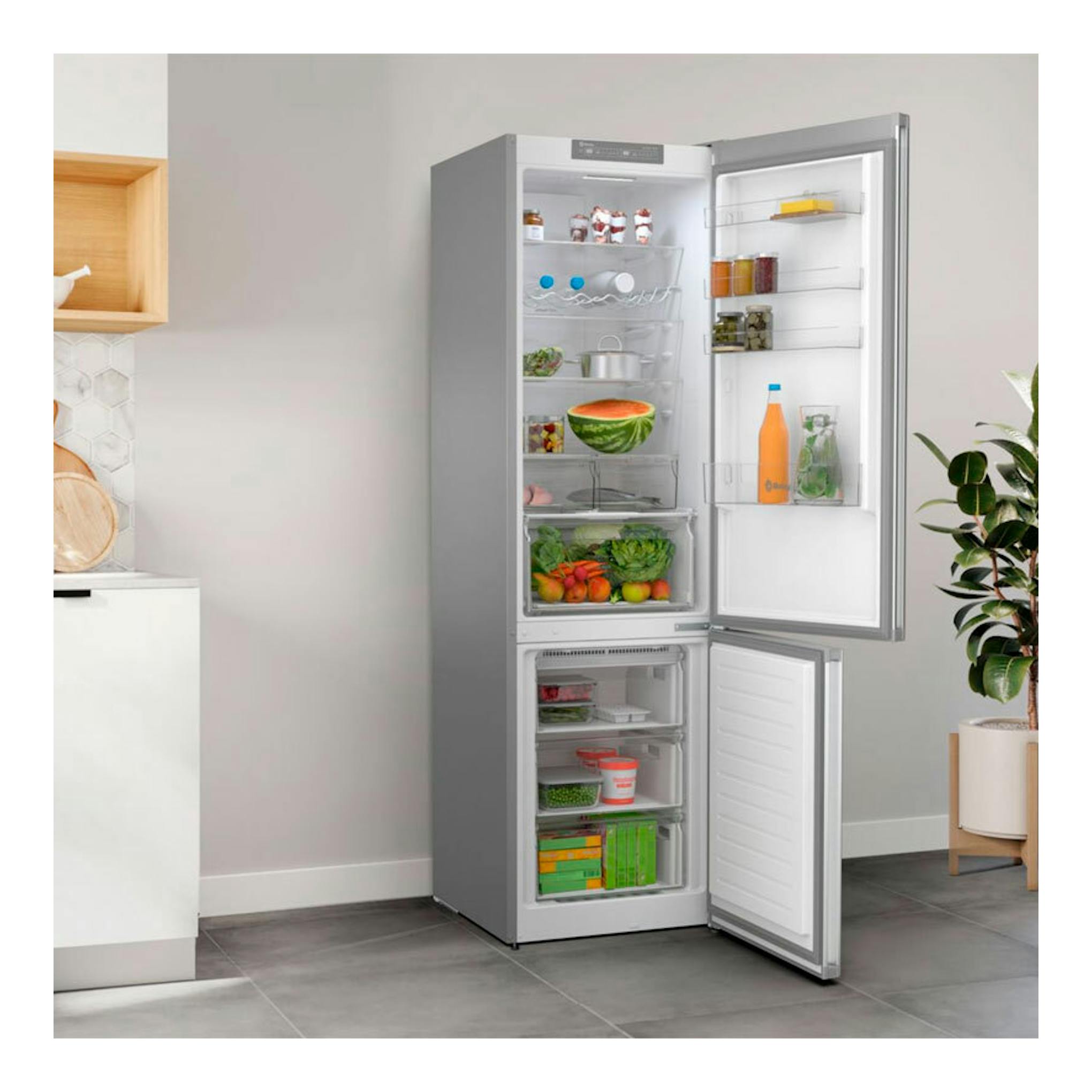 Frigorífico combi Balay 3KFE753XI inox, vista frontal con puertas abiertas en cocina.