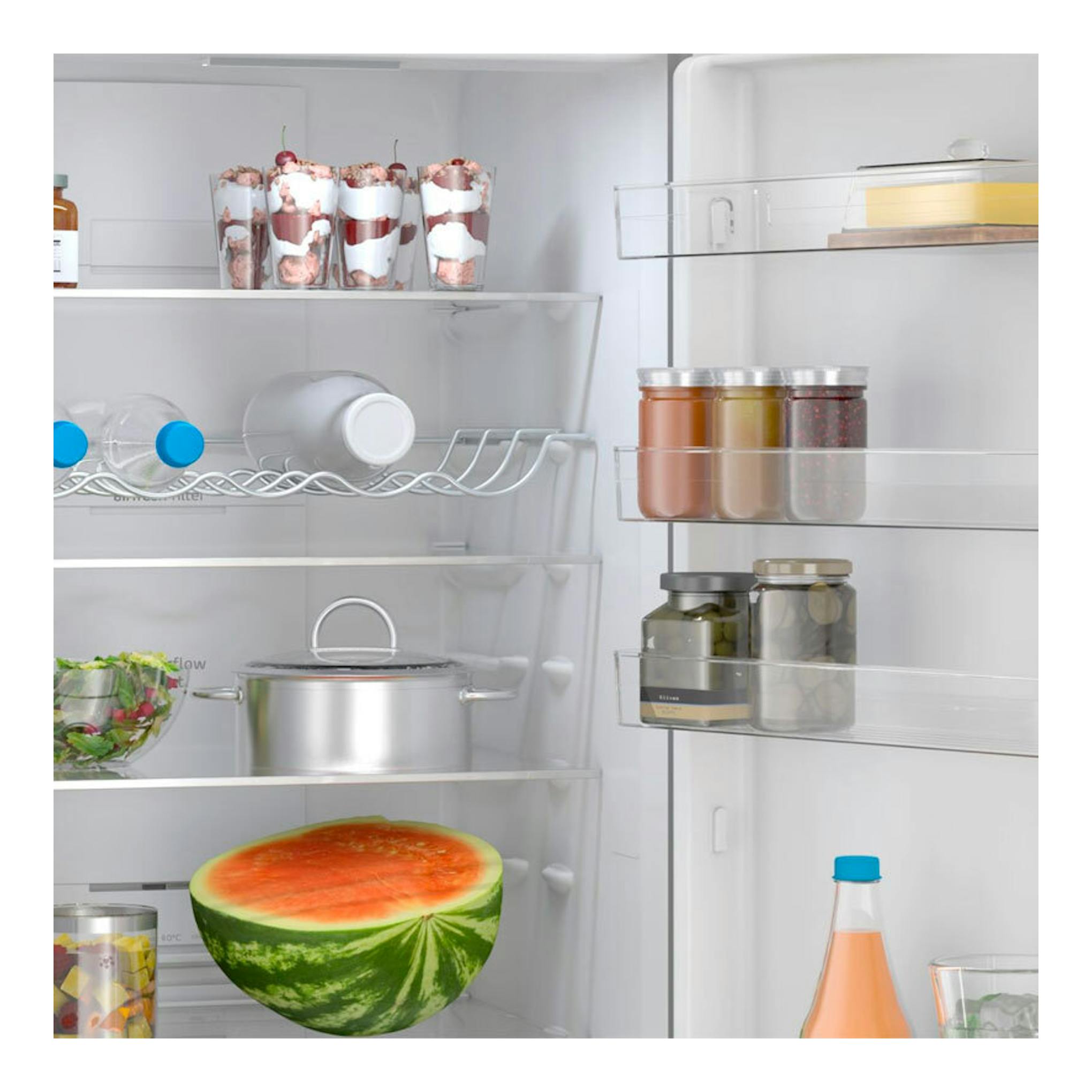 Interior de frigorífico combi Balay 3KFE753XI inox, con estantes y alimentos vistos de frente.